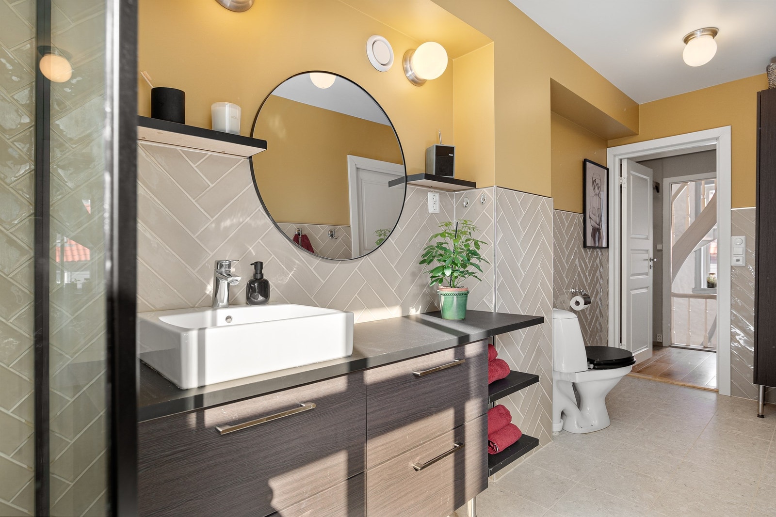 - Fine detaljer med beige fliser i fiskebensmønster - Galleribilde