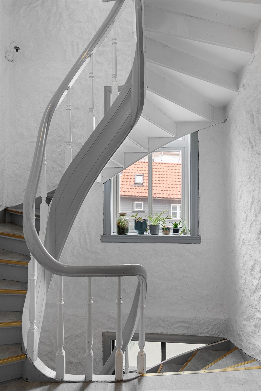 - Pen og vedlikeholdt trappegang som tar deg opp til loftsetasjen - Galleribilde