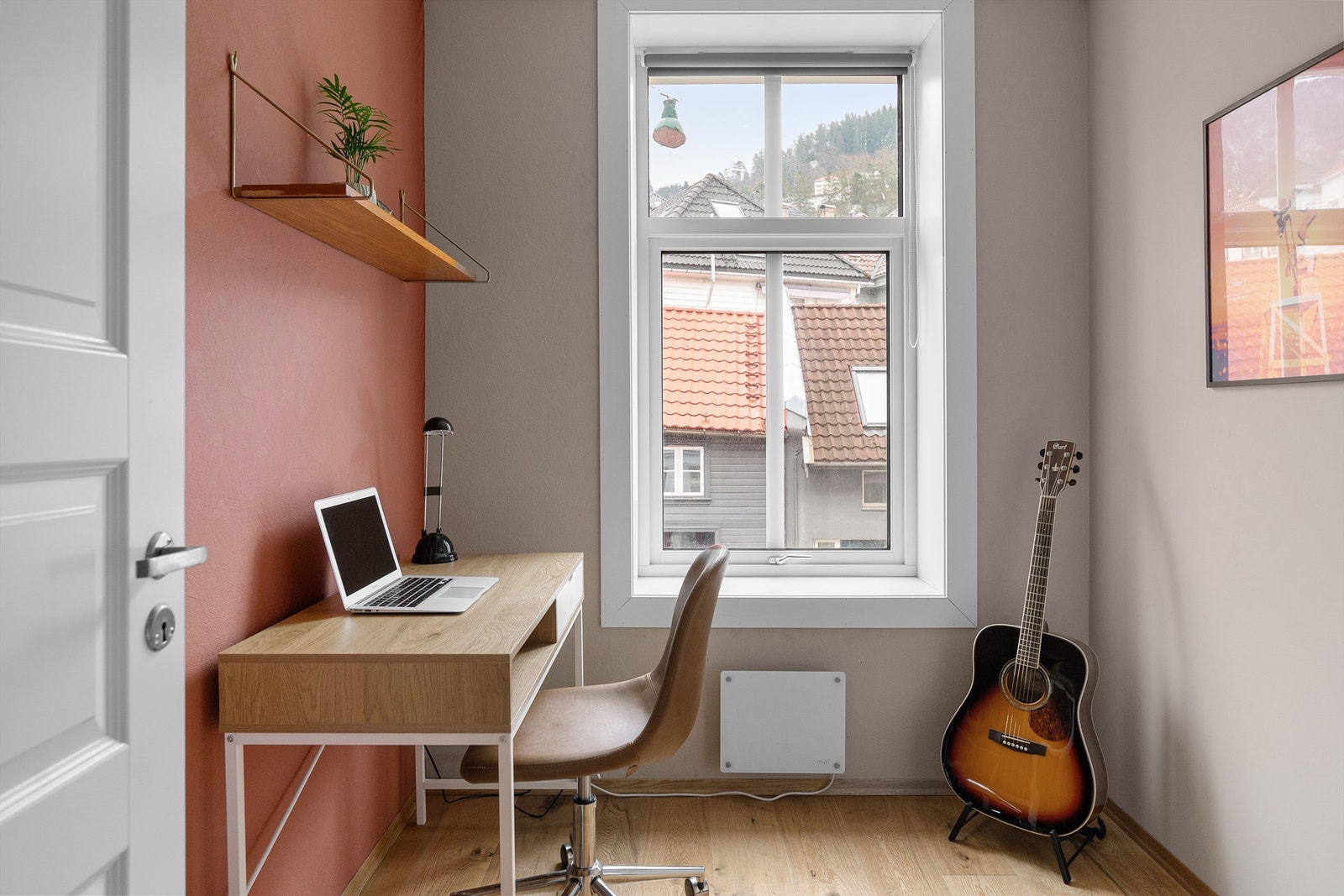 - Leiligheten har et fint kontor med god plass til skrivepult og garderobeskap - Galleribilde