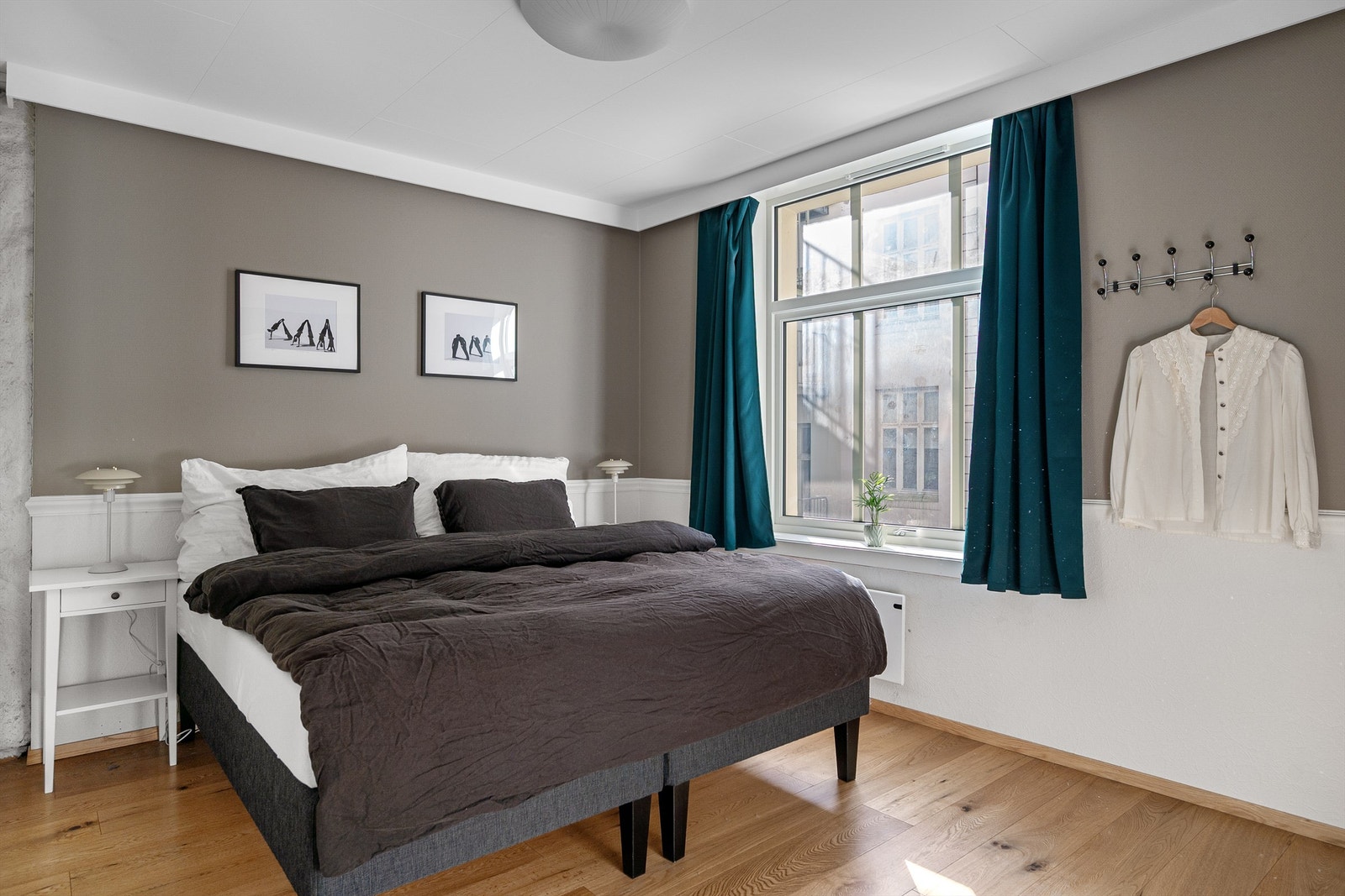 - Soverommet er meget romslig og har god plass til en stor dobbeltseng - Galleribilde