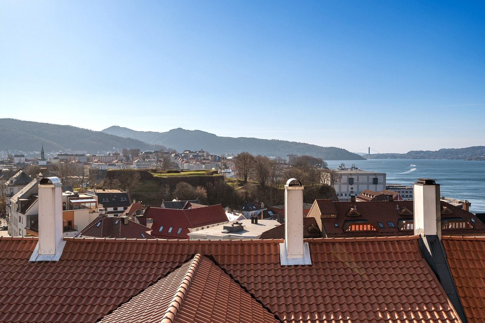 - Herlig utsikt mot Bergenhus festning, byfjellene, Askøy og innseilingen til Bergen - Galleribilde