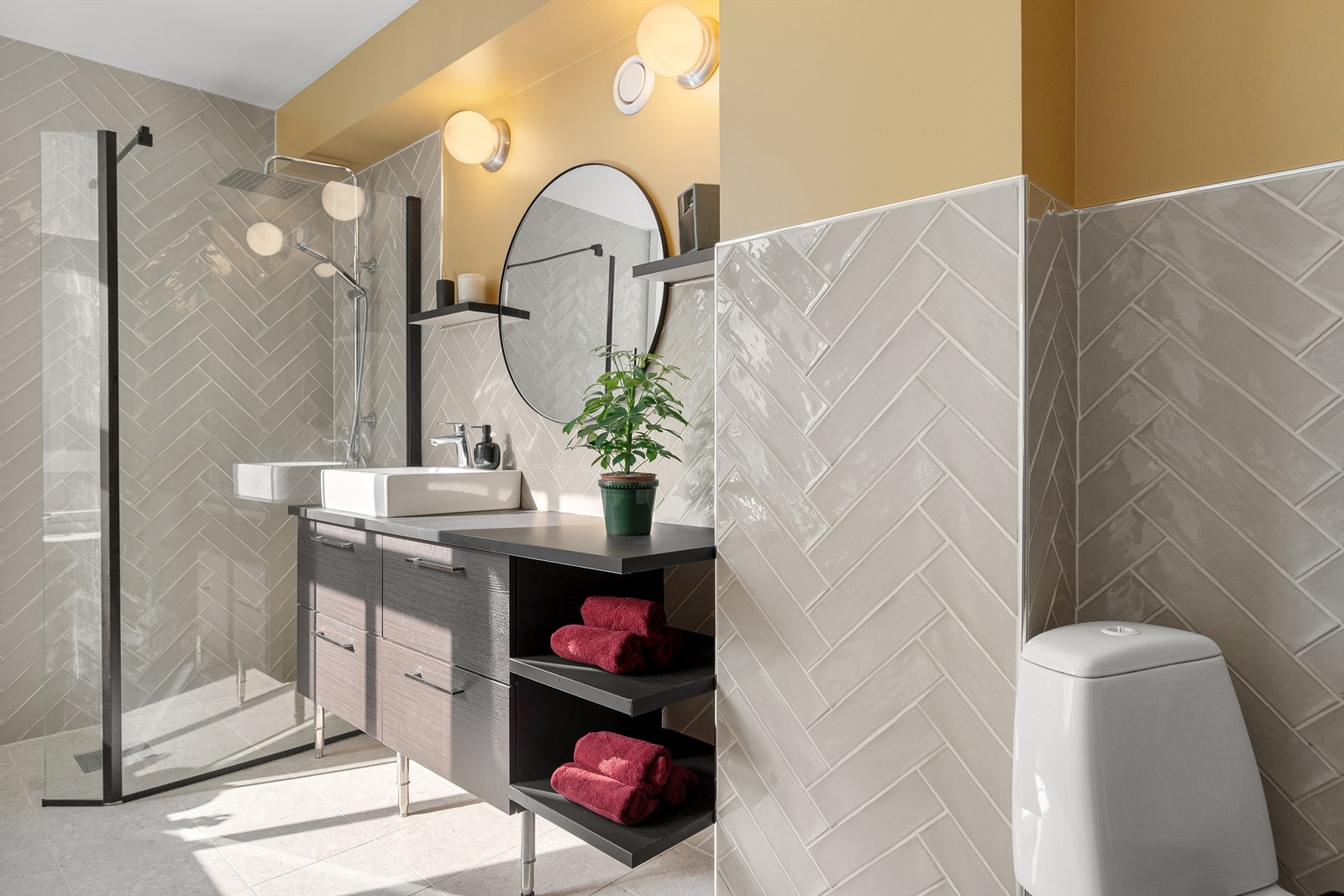 - Leiligheten har et unik og lekkert bad som ble oppusset i 2019 - Galleribilde