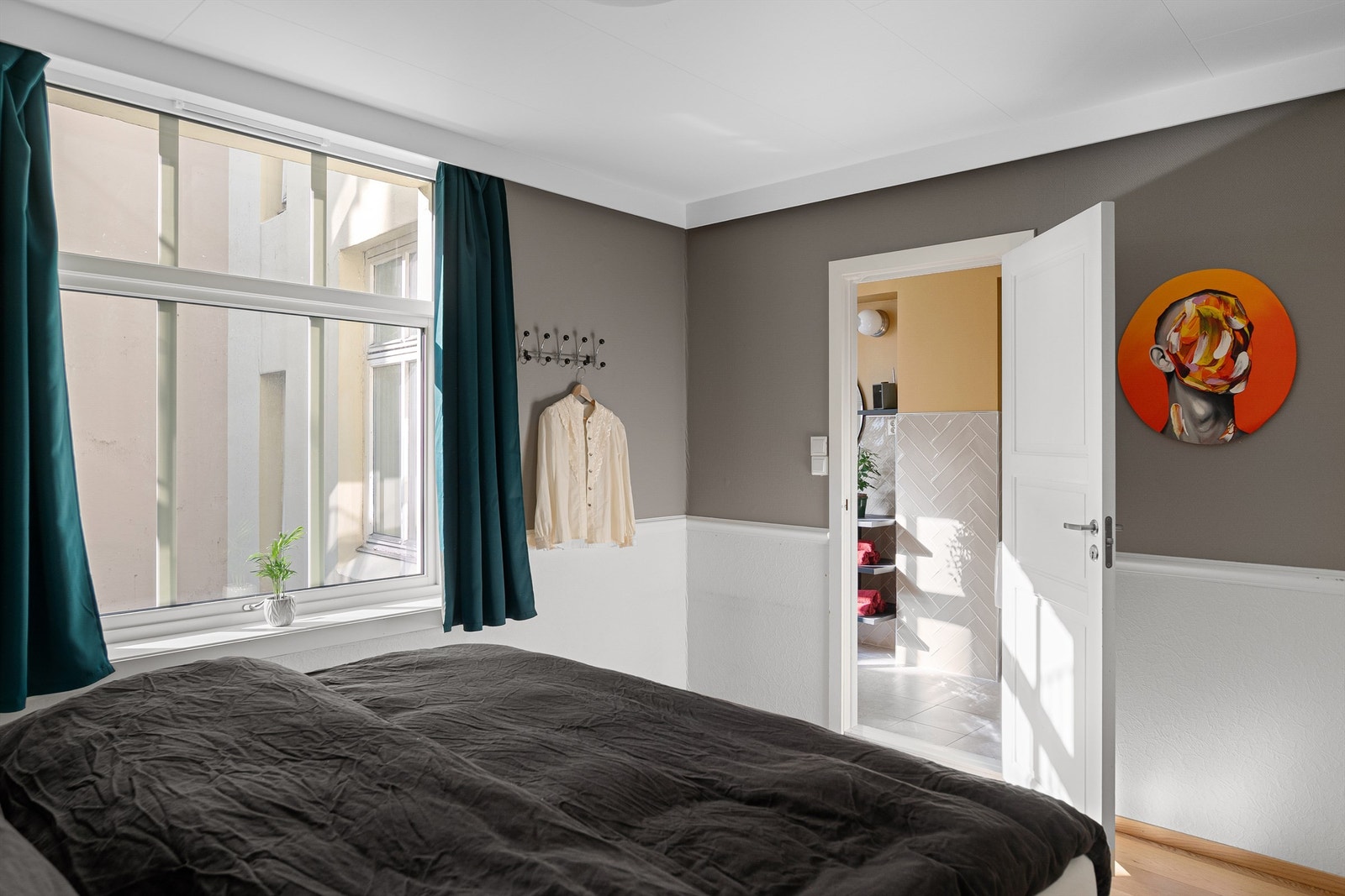 - Tilkomst til hovedsoverom fra bad og gang - Galleribilde