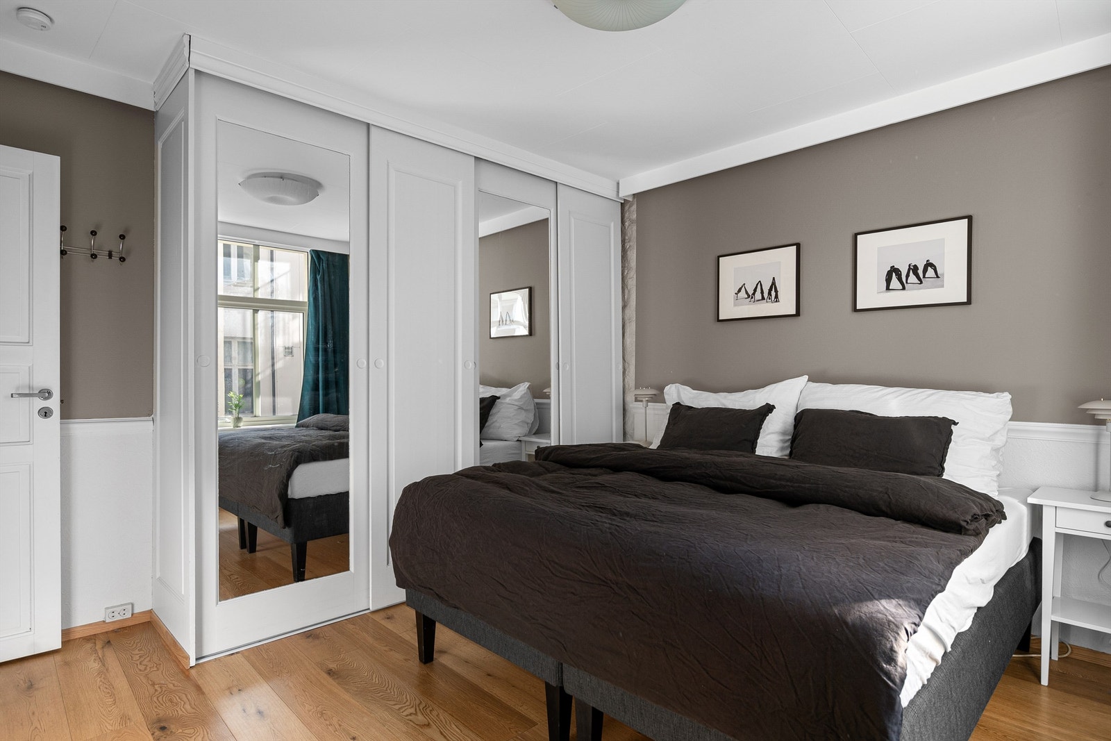 - Stor skyvedørsgarderobe - Galleribilde