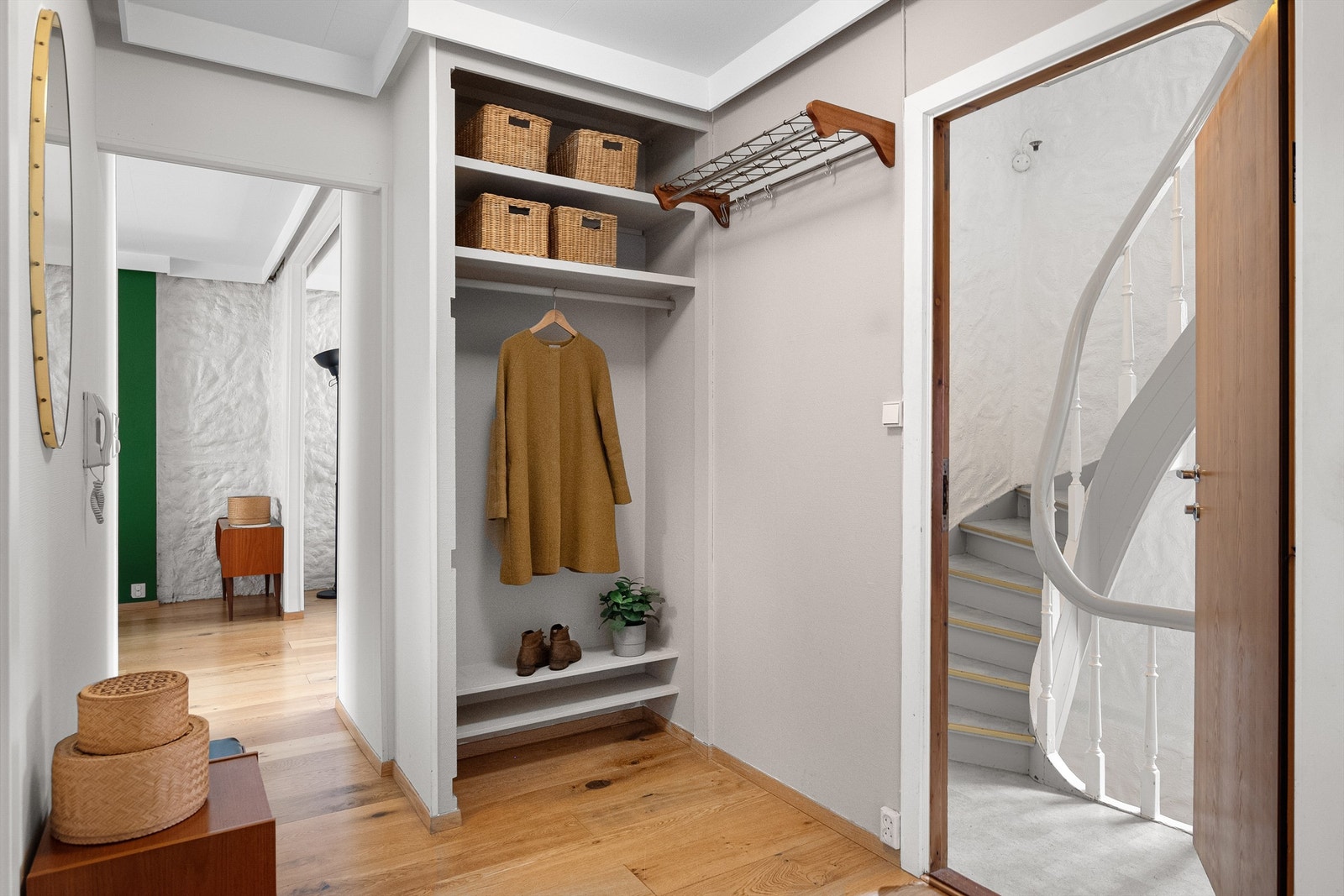- Det første som møter deg over dørstokken er en lys og innbydende entré med flere muligheter til å henge fra seg yttertøyet - Galleribilde