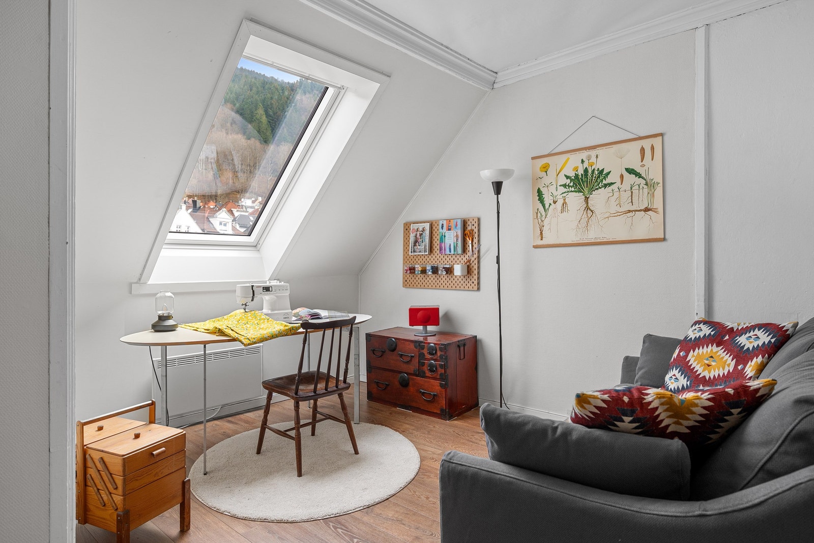 - Her finner man et tilhørende oppholdsrom som har vært benyttet som både kontor og gjesterom - Galleribilde