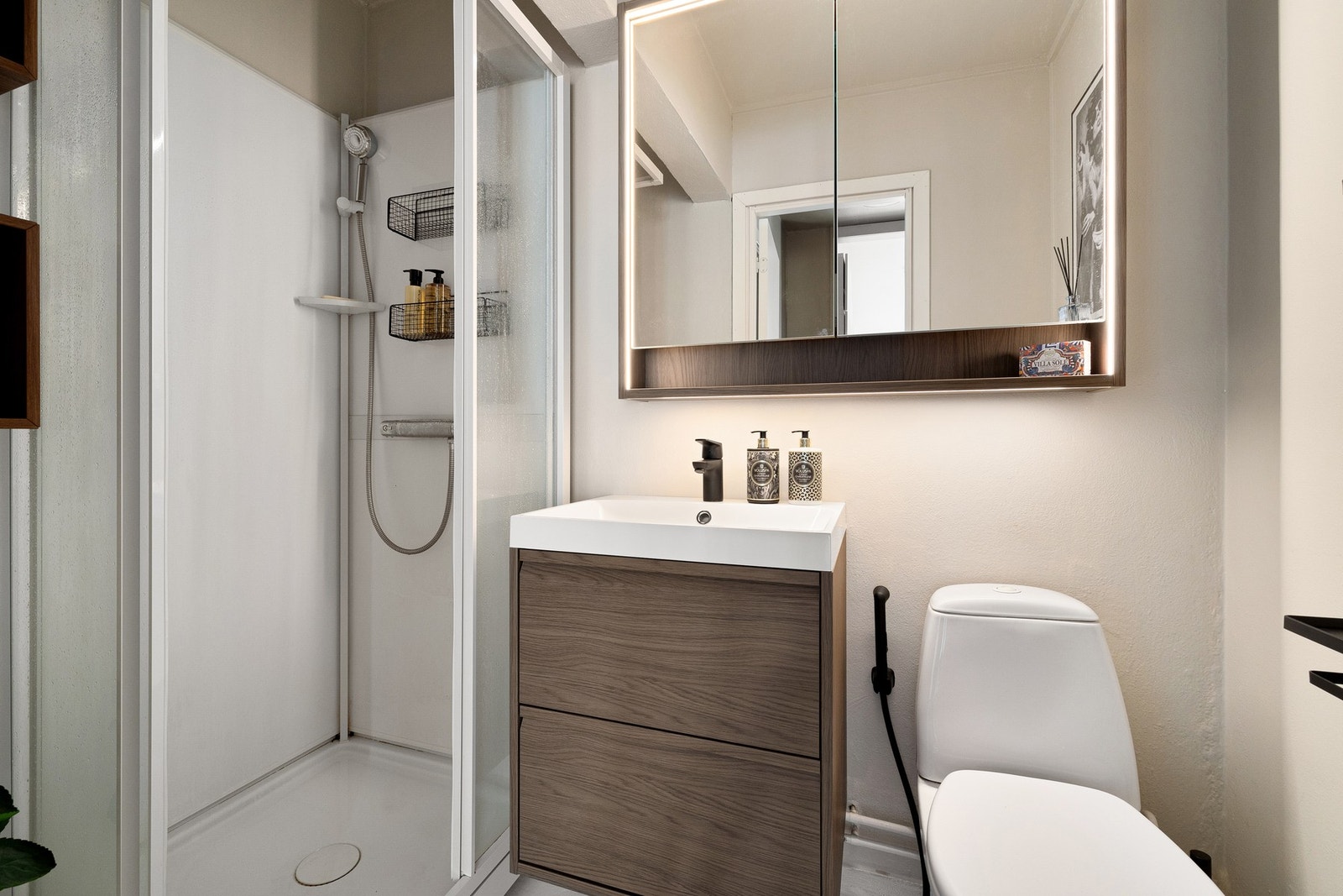 Baderommet er oppgradert i 2023 med ny innredning. Galleribilde