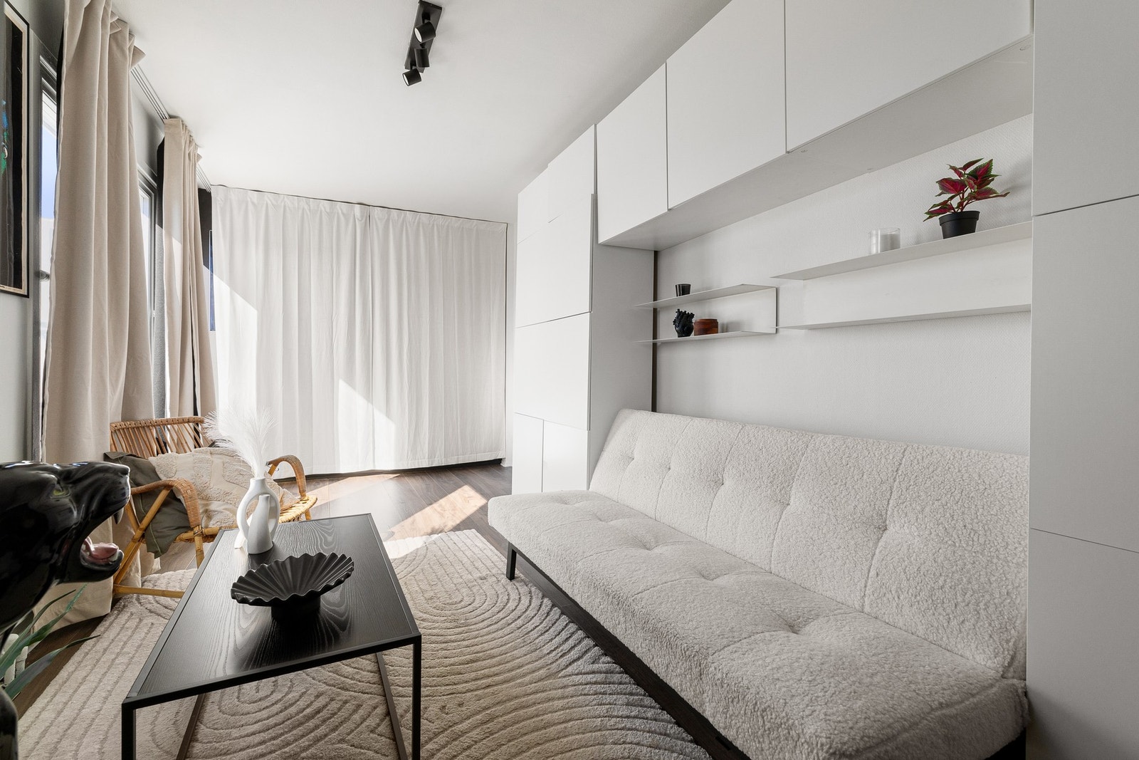 Smarte, plassbesparende løsninger for oppbevaring hvor hver eneste kvadratmeter er godt utnyttet. Sovesofa medfølger om ønskelig. Galleribilde