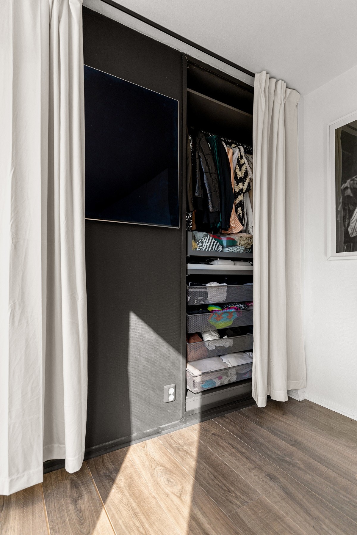 Smarte oppbevaringsløsninger i hele leiligheten. Det medfølger også bod i kjeller. Galleribilde