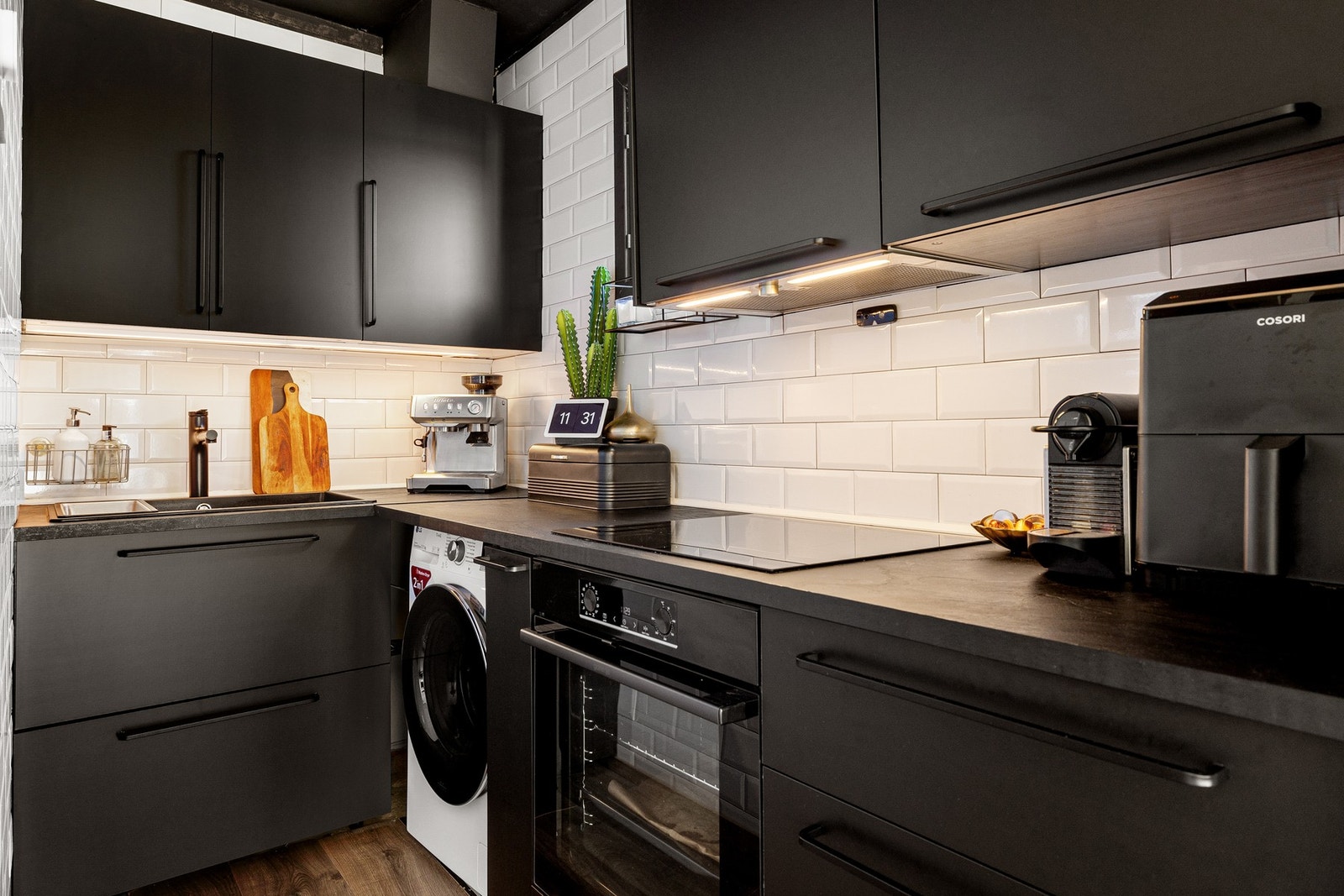 Helt nytt og lekkert kjøkken i 2023 med hvitevarer integrert. Vaskemaskin kan medfølge om ønskelig. Galleribilde