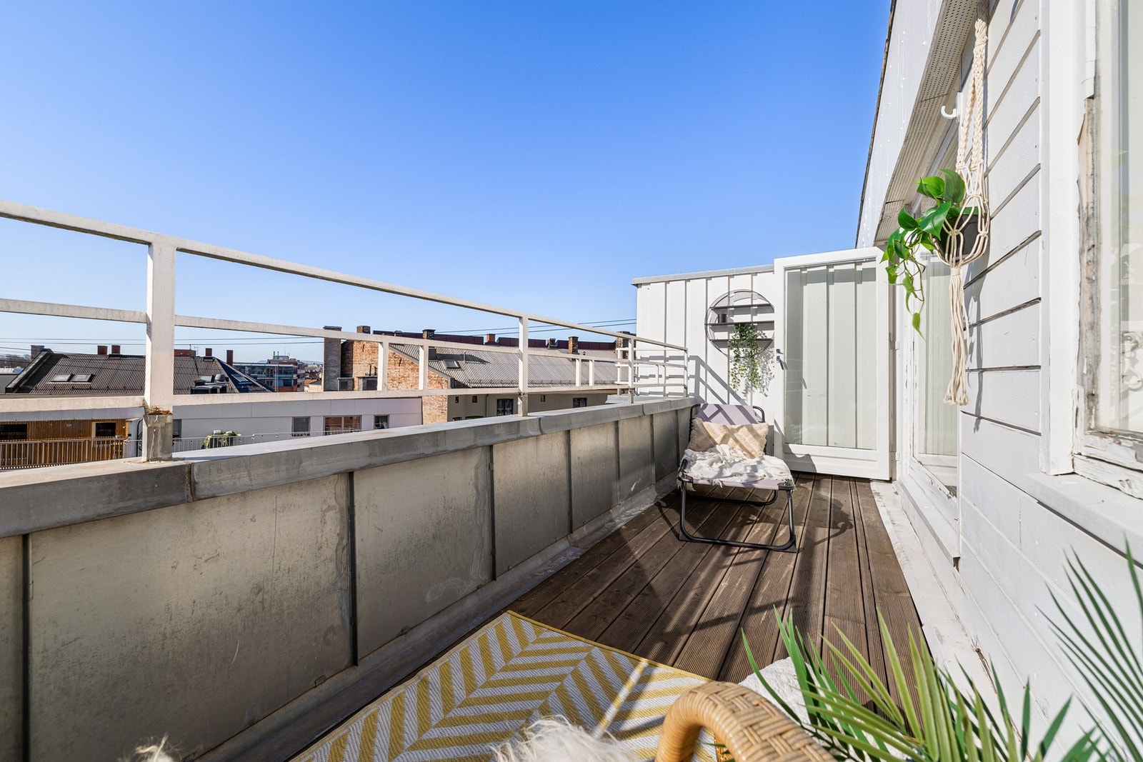 Terrassen fungerer som en forlenget stue på sommerhalvåret med fantastiske solforhold. Galleribilde