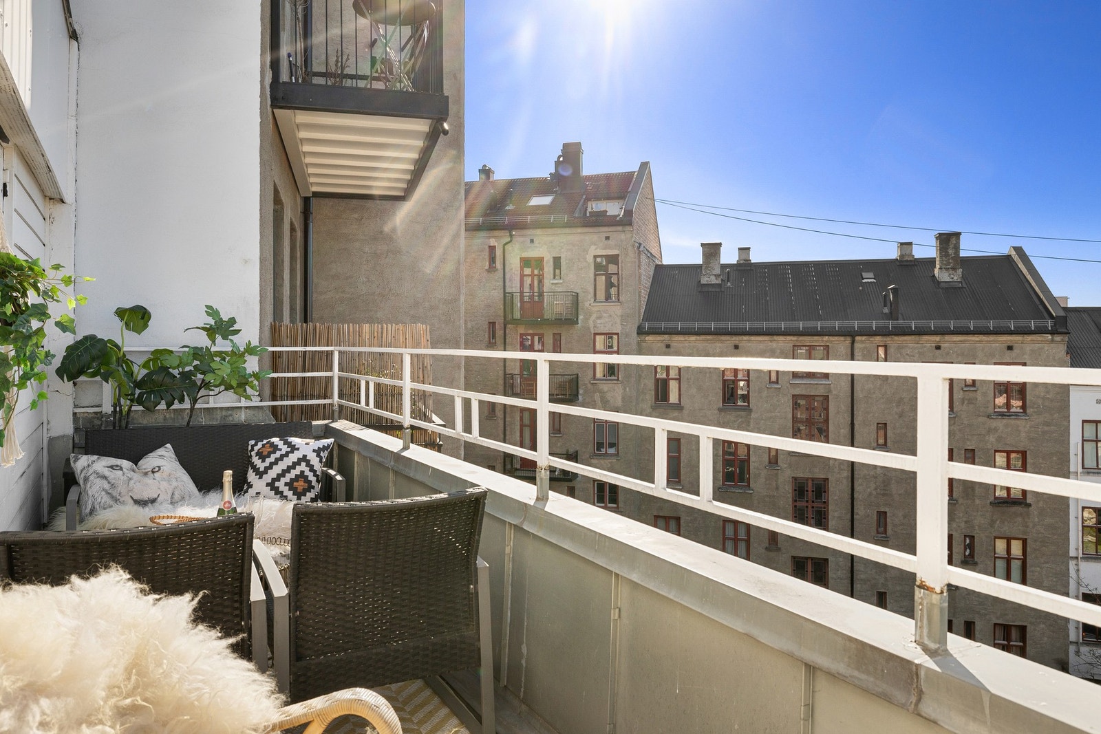 Både leiligheten og terrassen ligger i skjermet gårdsrom. Galleribilde