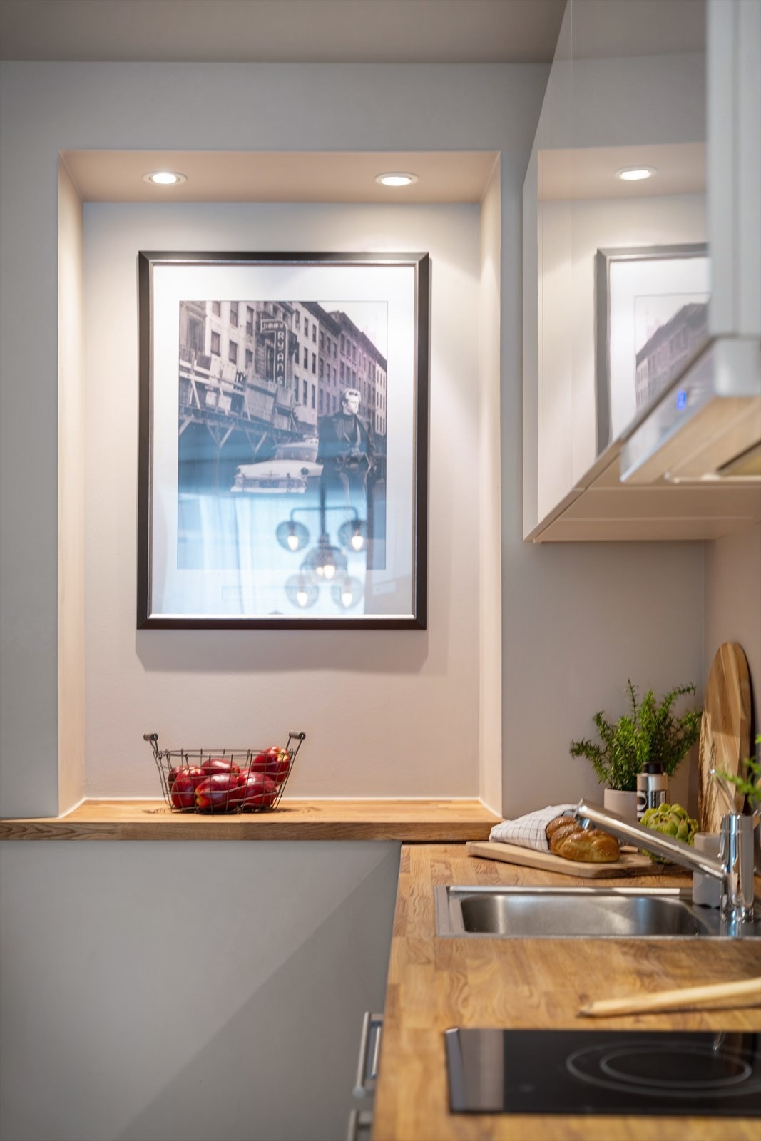 - Leiligheten har to nisjer i vegg på kjøkkenet, perfekt for å dekorere med bilder og blomster - Galleribilde