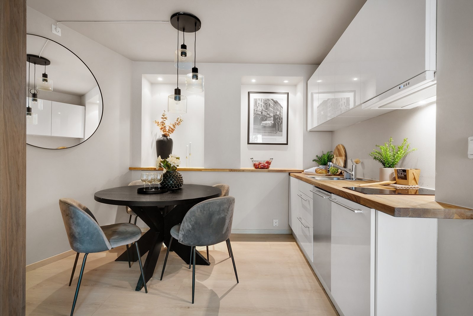 - Nydelig kjøkken med plass til spisebord hvor du kan samle venner for et godt måltid - Galleribilde