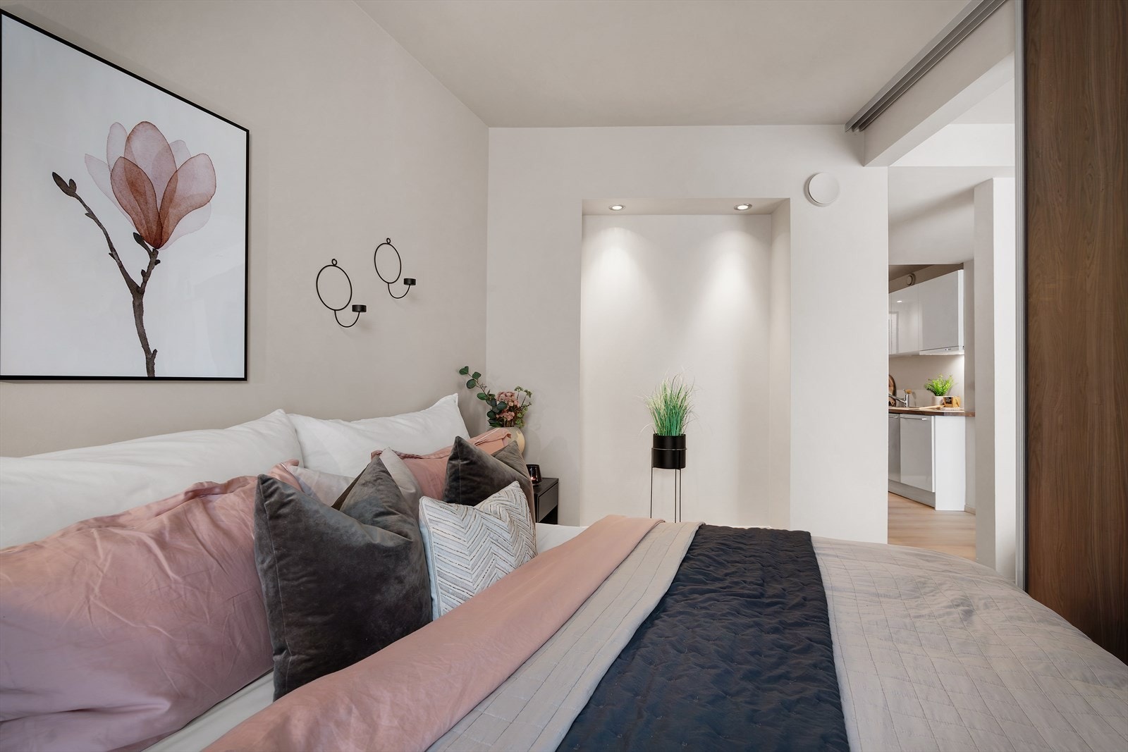 - Delikate overflater skaper en rolig atmosfære. Rommet har skyvedør - Galleribilde