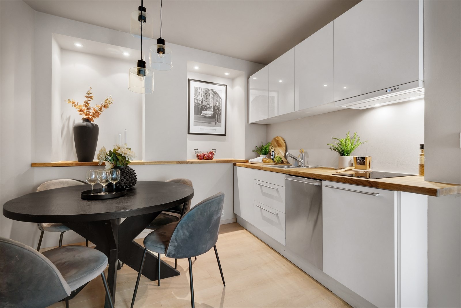 - Det er satt inn flere overskap på kjøkkenet, samt nytt kjøleskap og ovn - Galleribilde