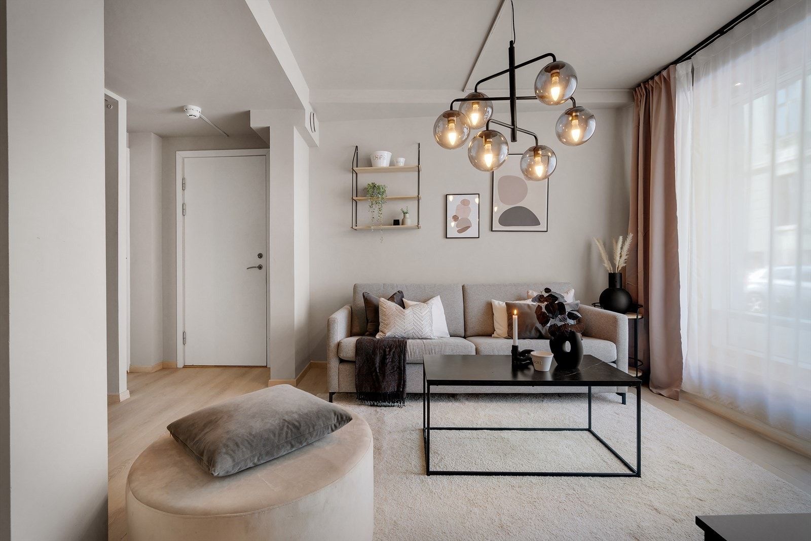 - I stuen får du mye naturlig lys inn og gir rommet en åpen følelse - Galleribilde