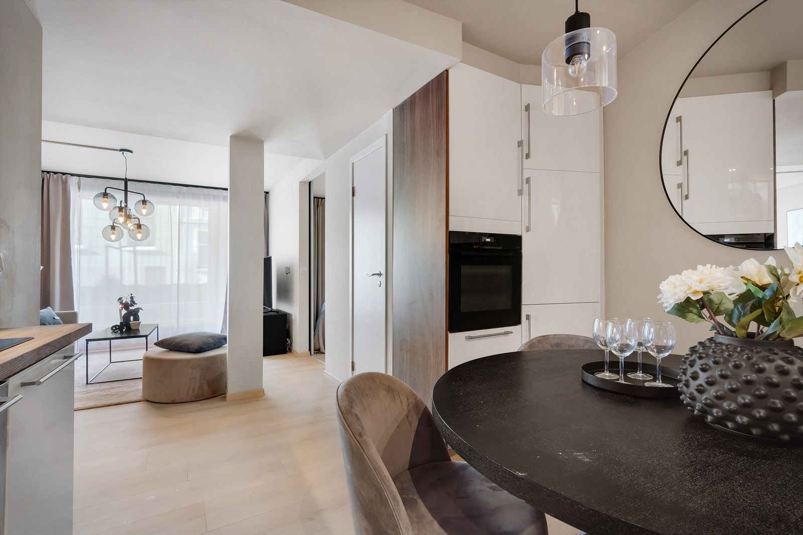 - Kjøkkenet har keramisk platetopp, steikeovn og kombiskap kjøl/frys - Galleribilde