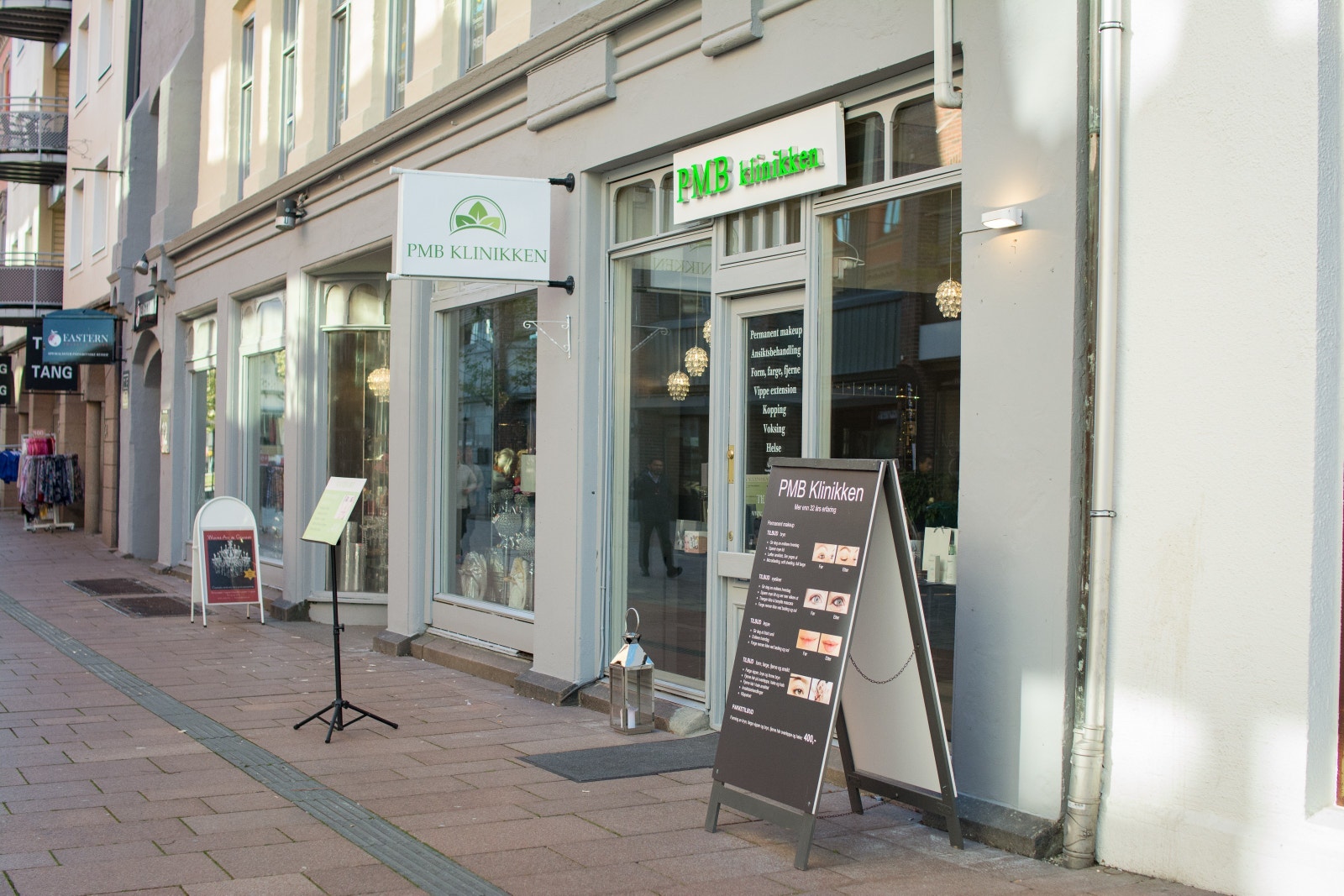 Inngang fra gateplan i Nedre Storgate 12. Nyoppusset bygård. Galleribilde