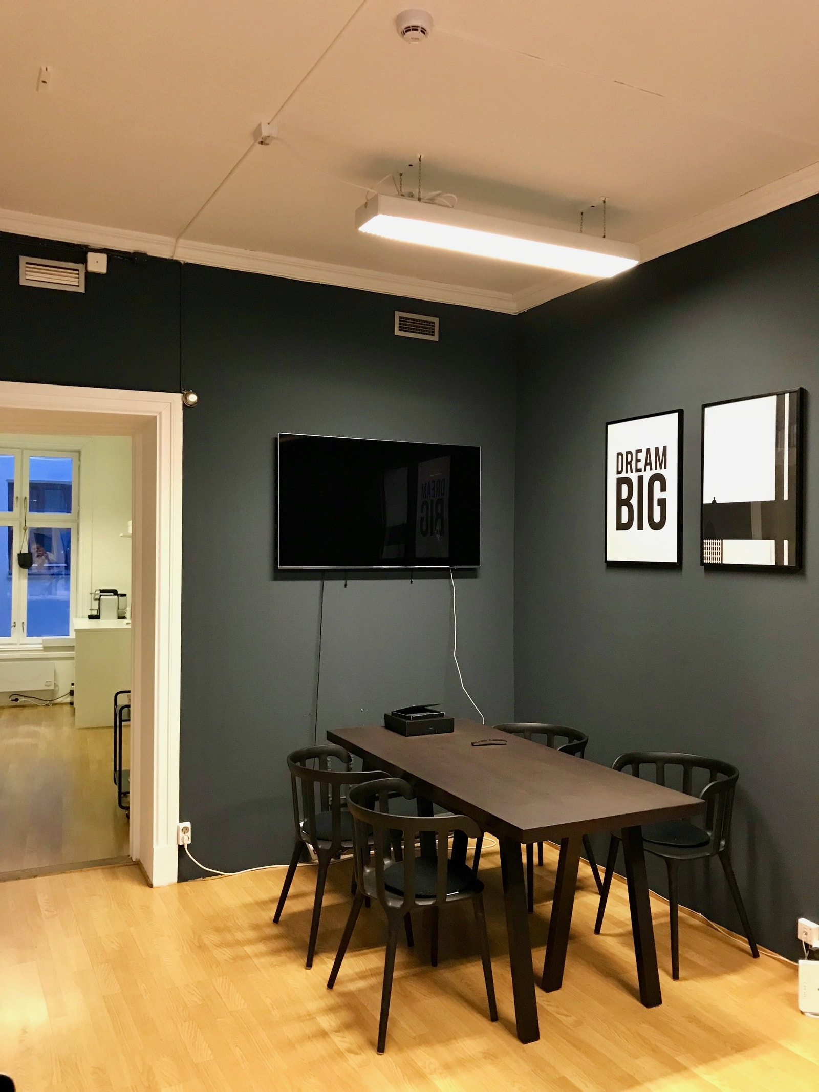 Lokalene er naturlig delt noe som gir mulighet til fleksibel møblering og bruk. Galleribilde