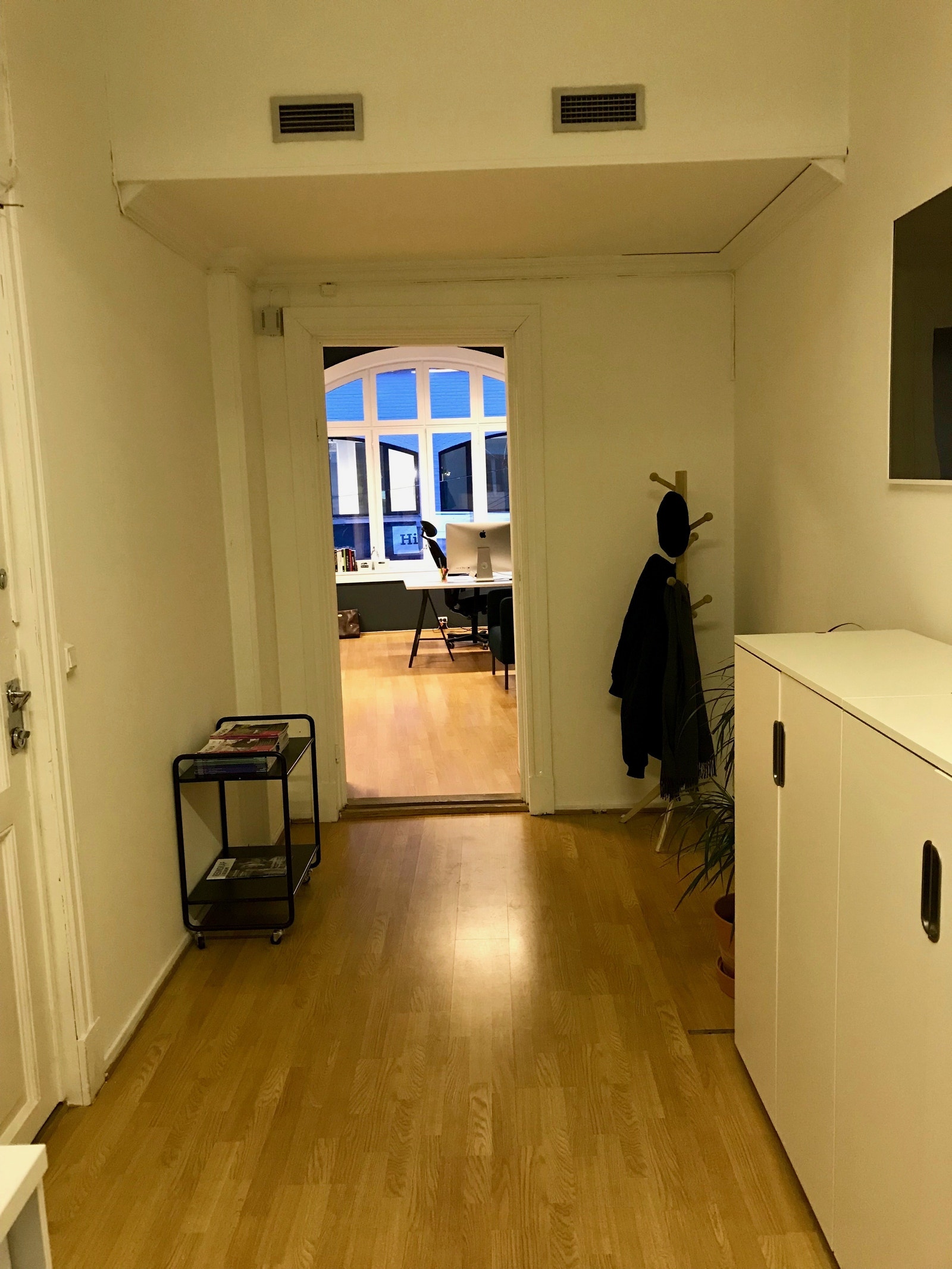 Nye gulv og nymalt. Stor takhøyde og lyse lokaler. Galleribilde