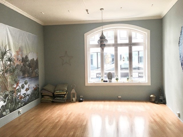 Svært sjarmerende lokaler. Her innredet til yogasenter. Legg merke til vinduet mot Nedre Storgate. Galleribilde