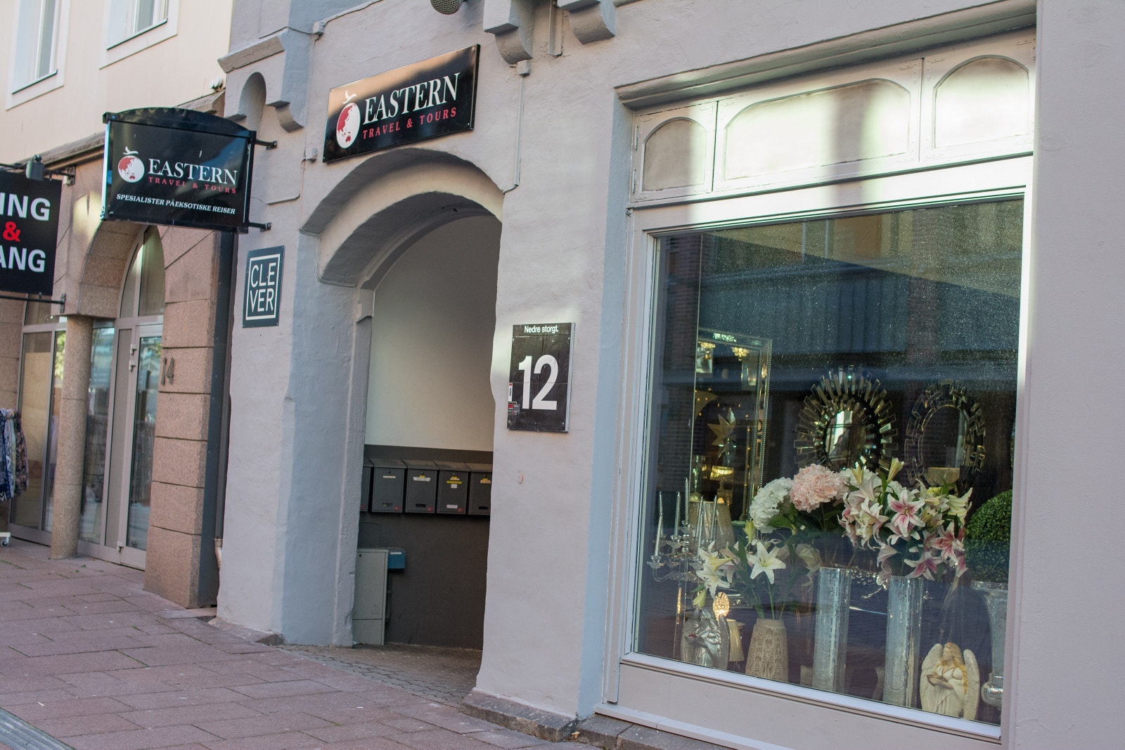 Inngang fra gateplan i Nedre Storgate 12. Nyoppusset bygård. Galleribilde