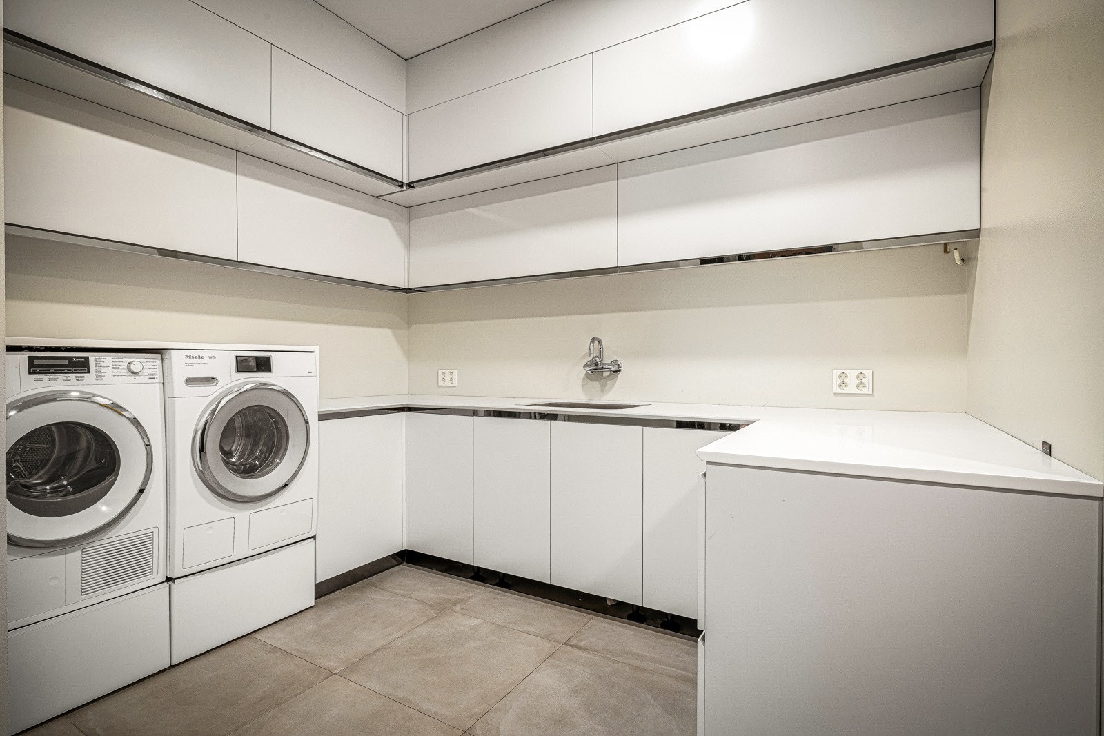 Stort og praktisk inndredet vaskerom med tilkomst fra hovedsoverom, gang og yttergang. Galleribilde