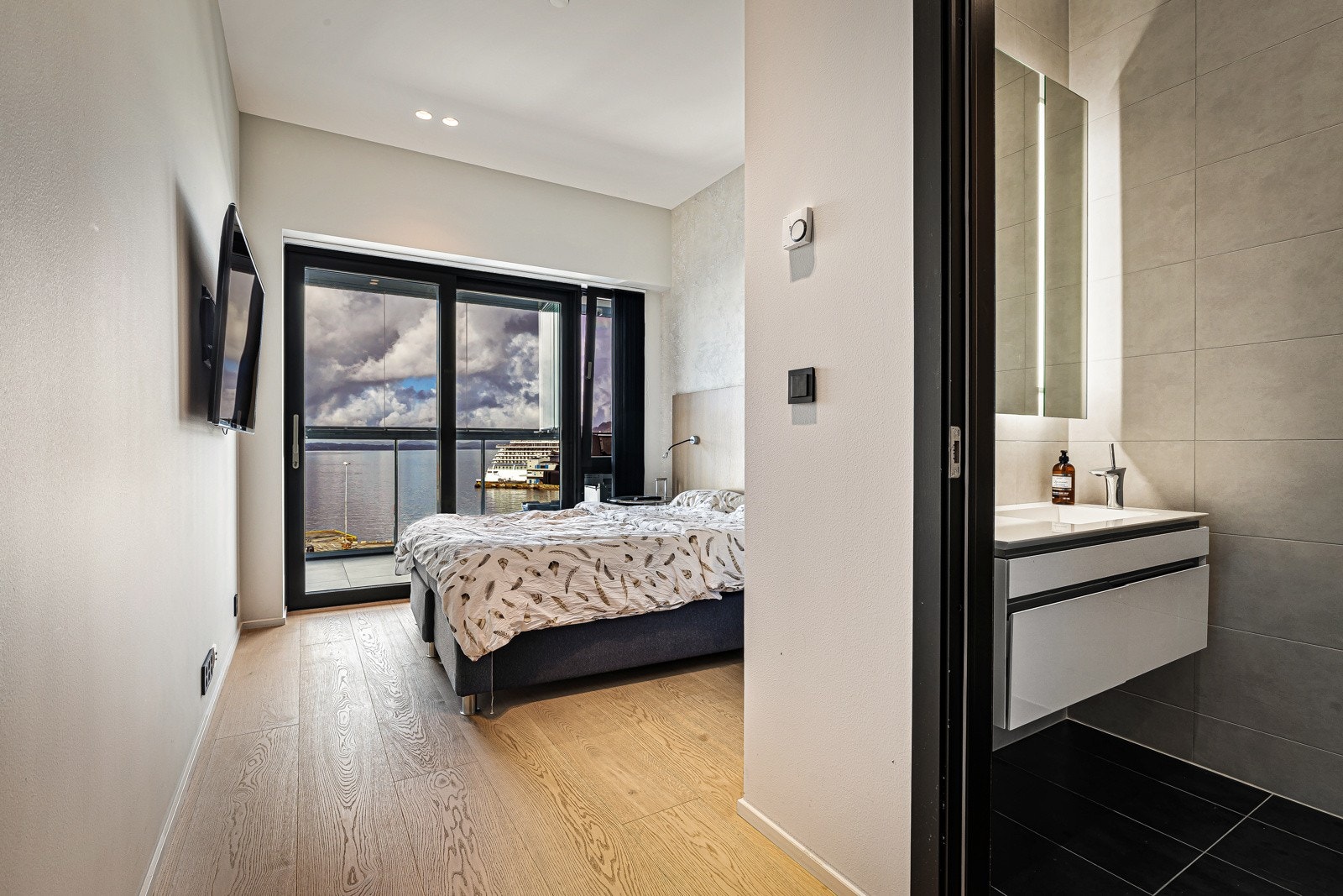 Leiligheten har tre herlige soverom som alle har private bad og garderobeløsninger Galleribilde