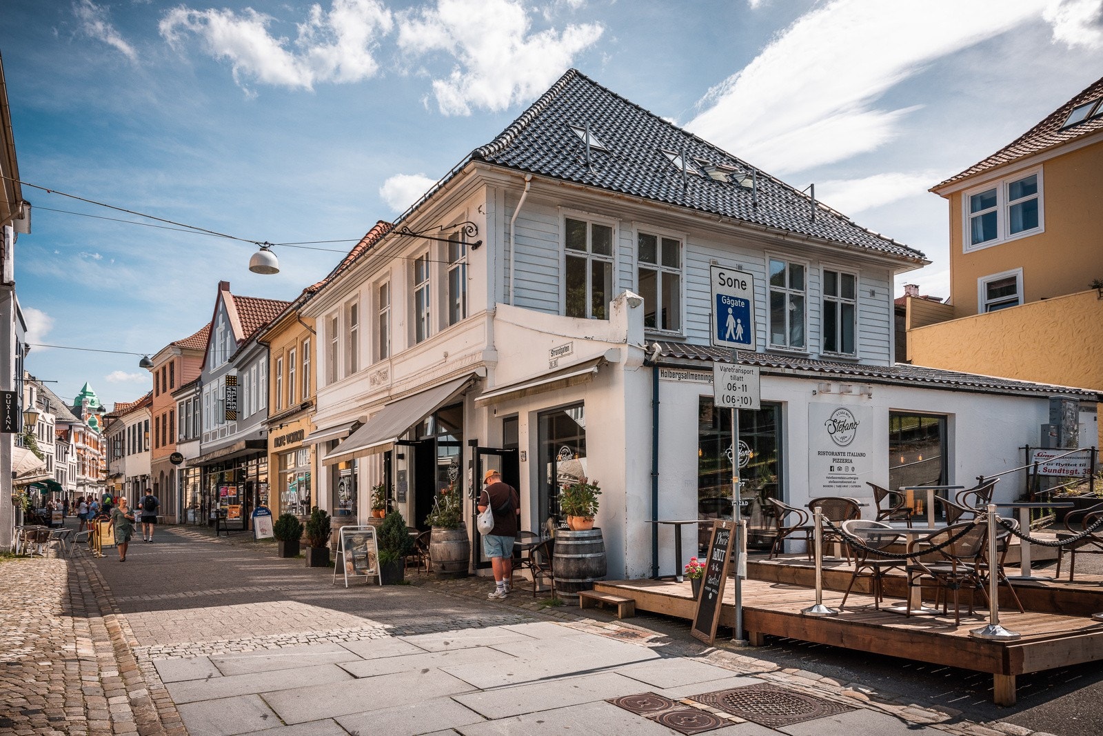 Gågaten til sentrum har flere butikker og restauranter Galleribilde