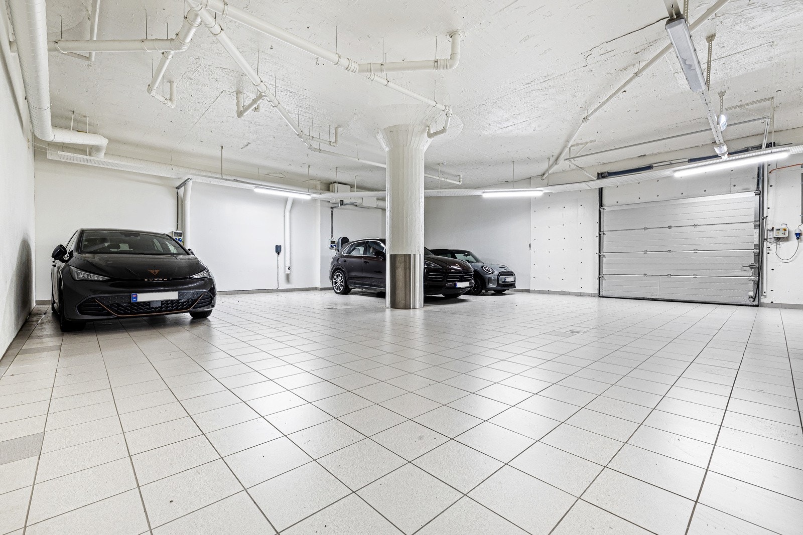 Det medfølger to parkeringsplasser med el-lader i et eksklusivt garasjeanlegg i bygget. Her er det også sporstbod på 11 kvm. Galleribilde