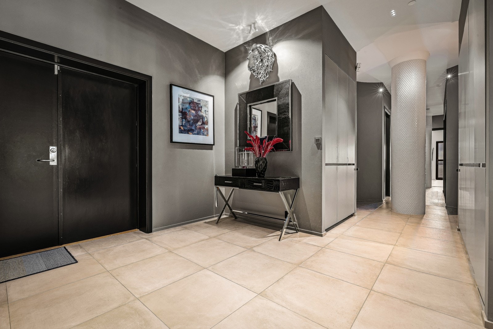 Leiligheten har en stor garderobe i hallen, samt på vaskerom som har direkte adkomst fra hallen Galleribilde