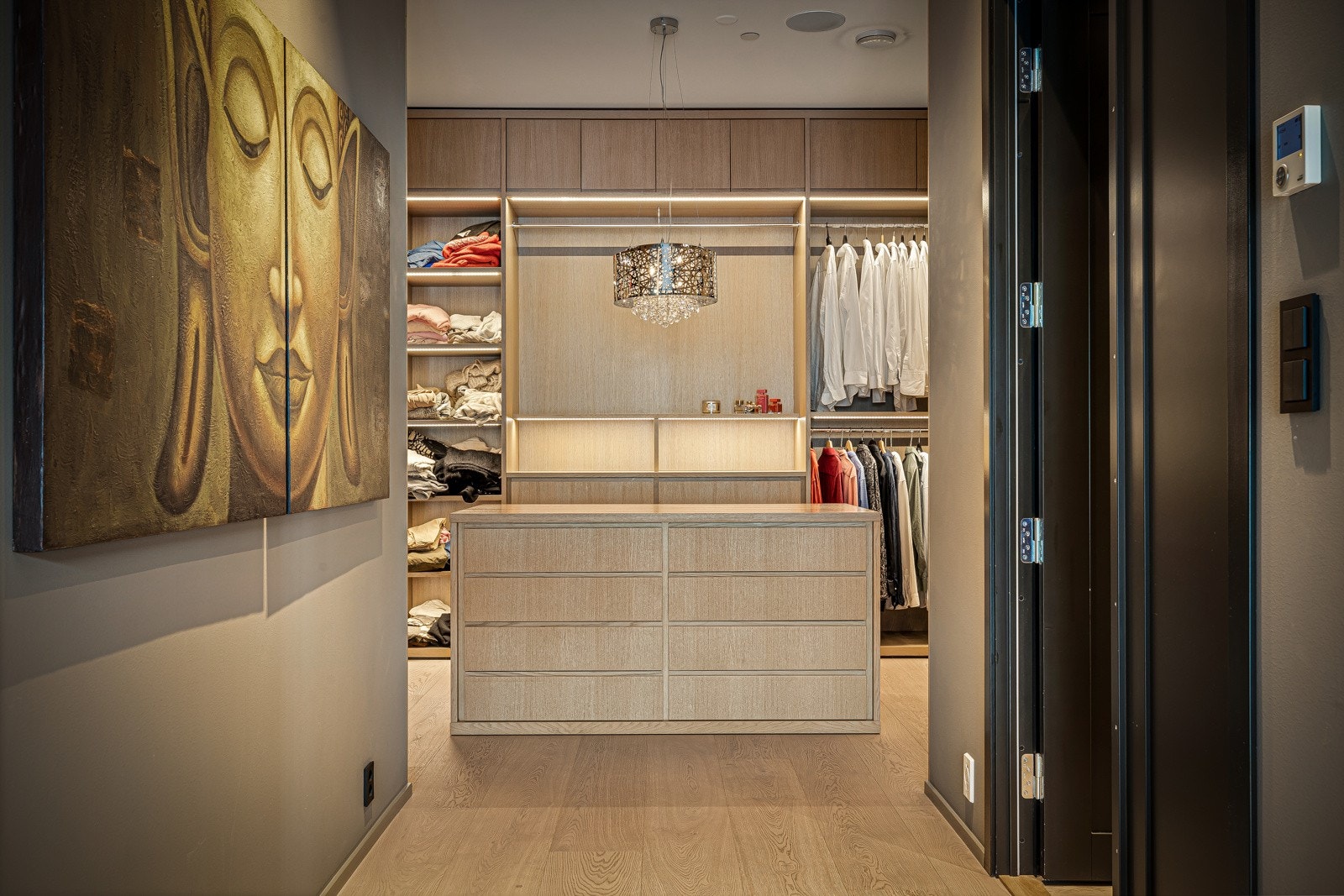 Her finner du en stor, rikt innredet garderobe som gir plass til både han og henne Galleribilde