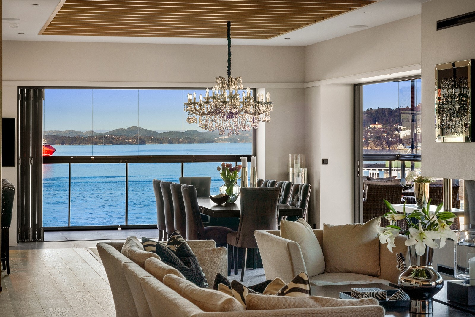 Gjennomgående "gulv-til-tak" panoramavinduer Galleribilde