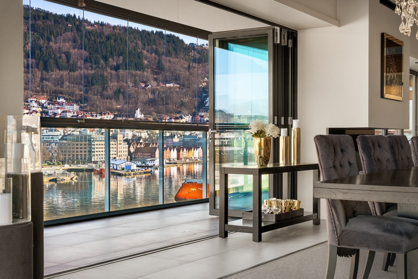 Store foldedører og terskelfri overgang mellom terrasse og stue Galleribilde