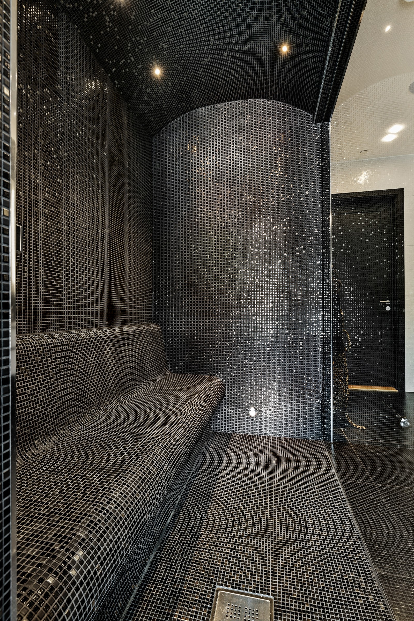 Steamrom/badstue med plassbygget benk i mosaikkfliser Galleribilde