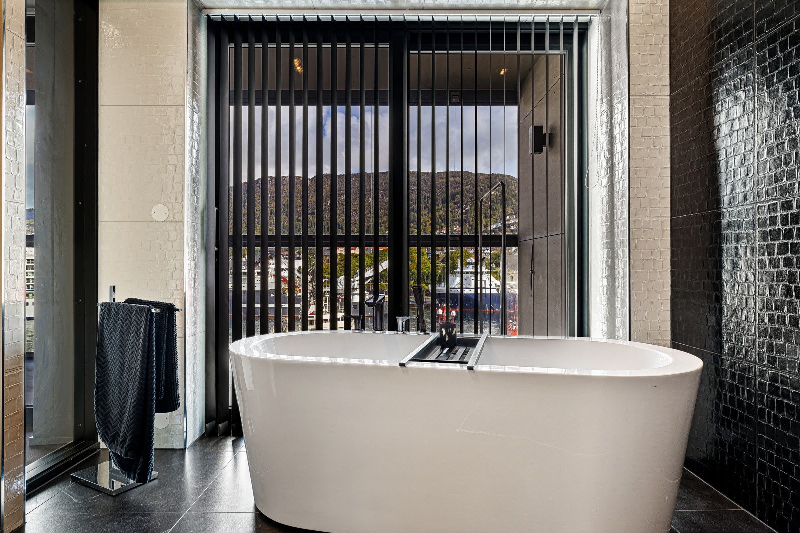 Badekar med fantastisk utsikt over vågen Galleribilde