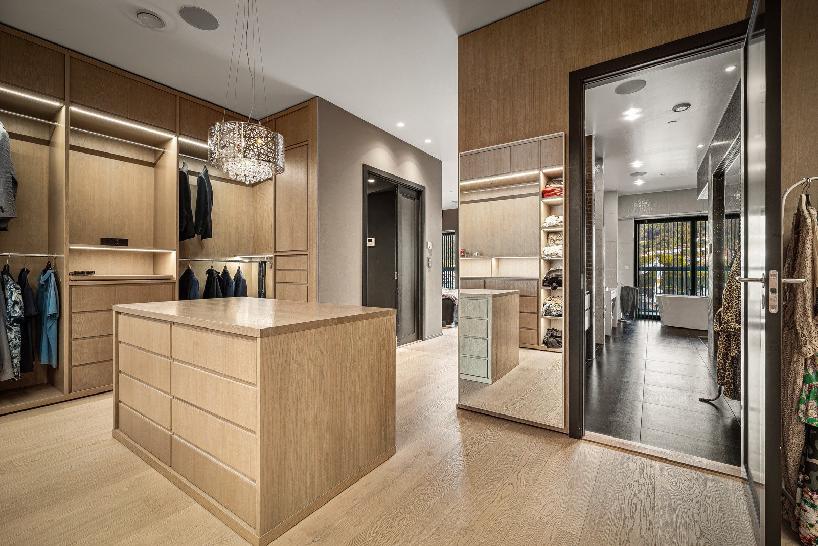 Det er ingang til bad både fra soverom og garderobe Galleribilde