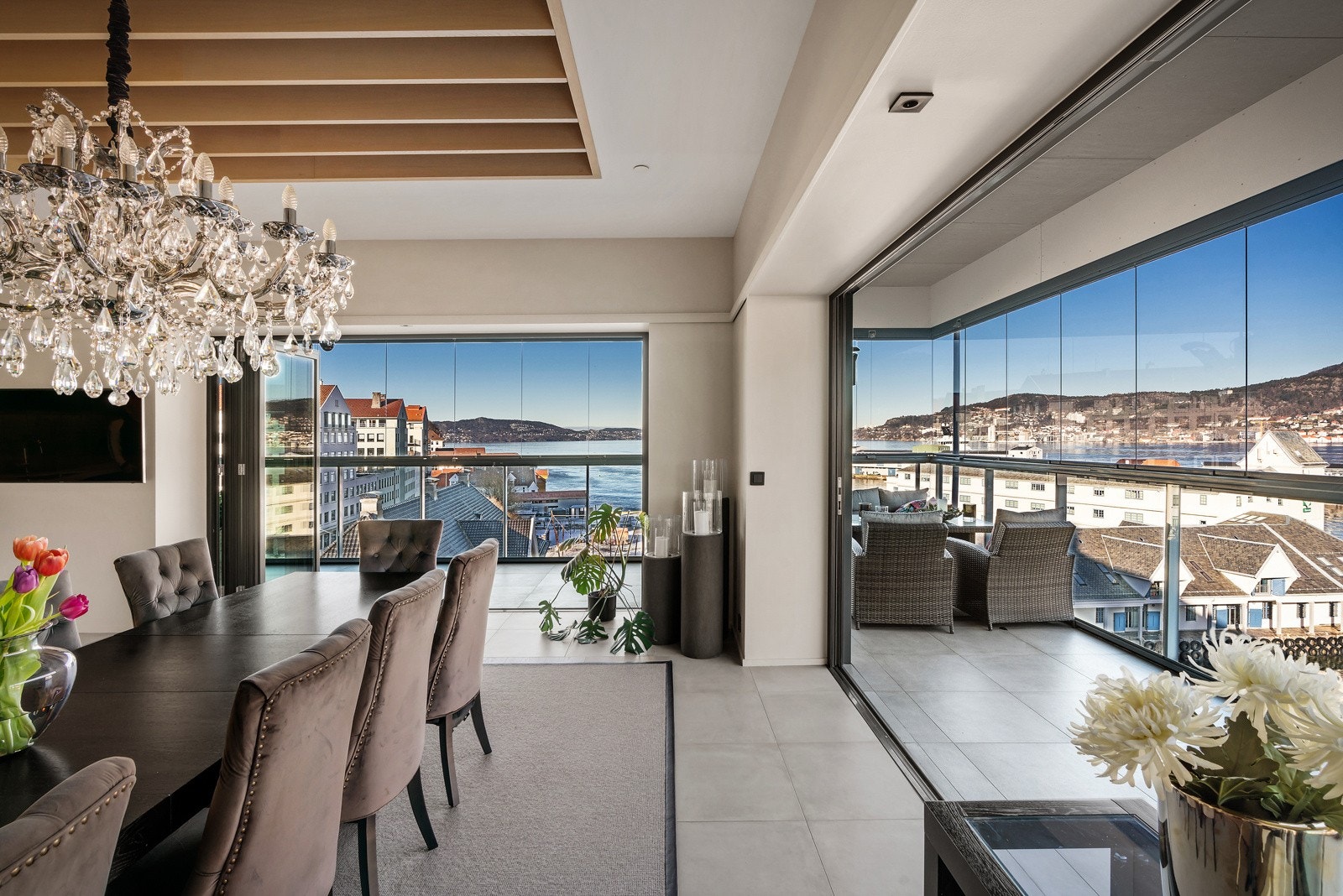 Fra stuen er det utgang til den flotte terrassen på 85 kvm Galleribilde