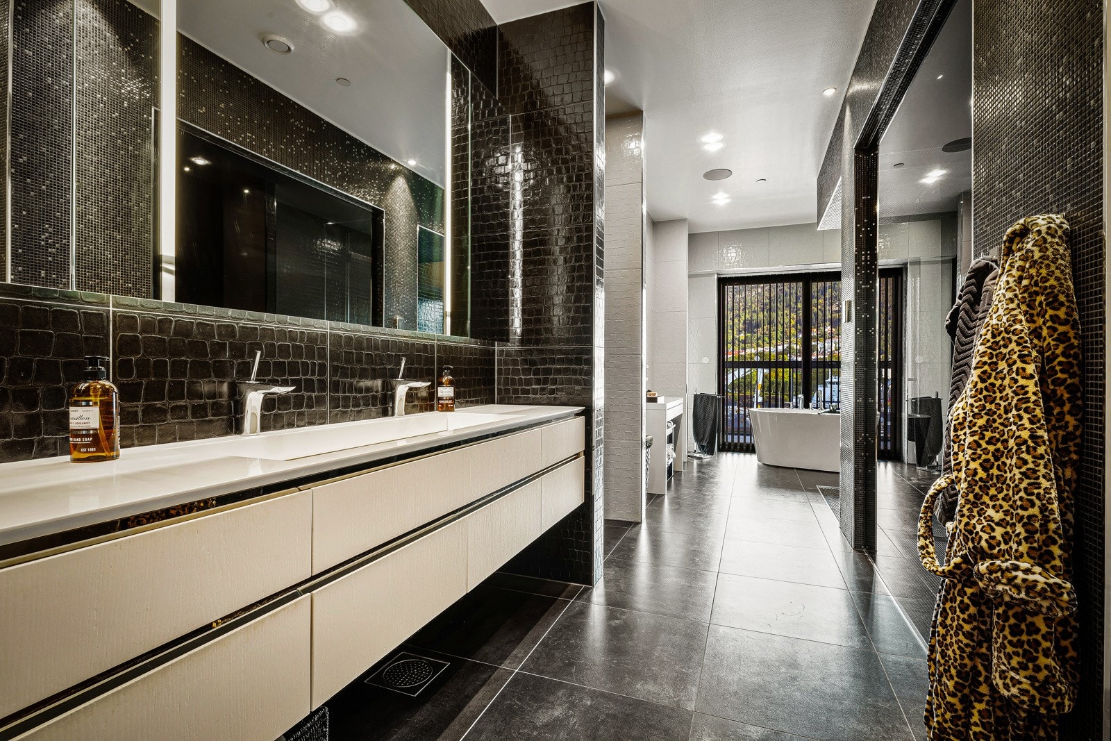 Det største badet ligger i tilknytning til hovedsoverommet og byr på deilig spafølelse, samt gjennomgående god funksjonalitet Galleribilde