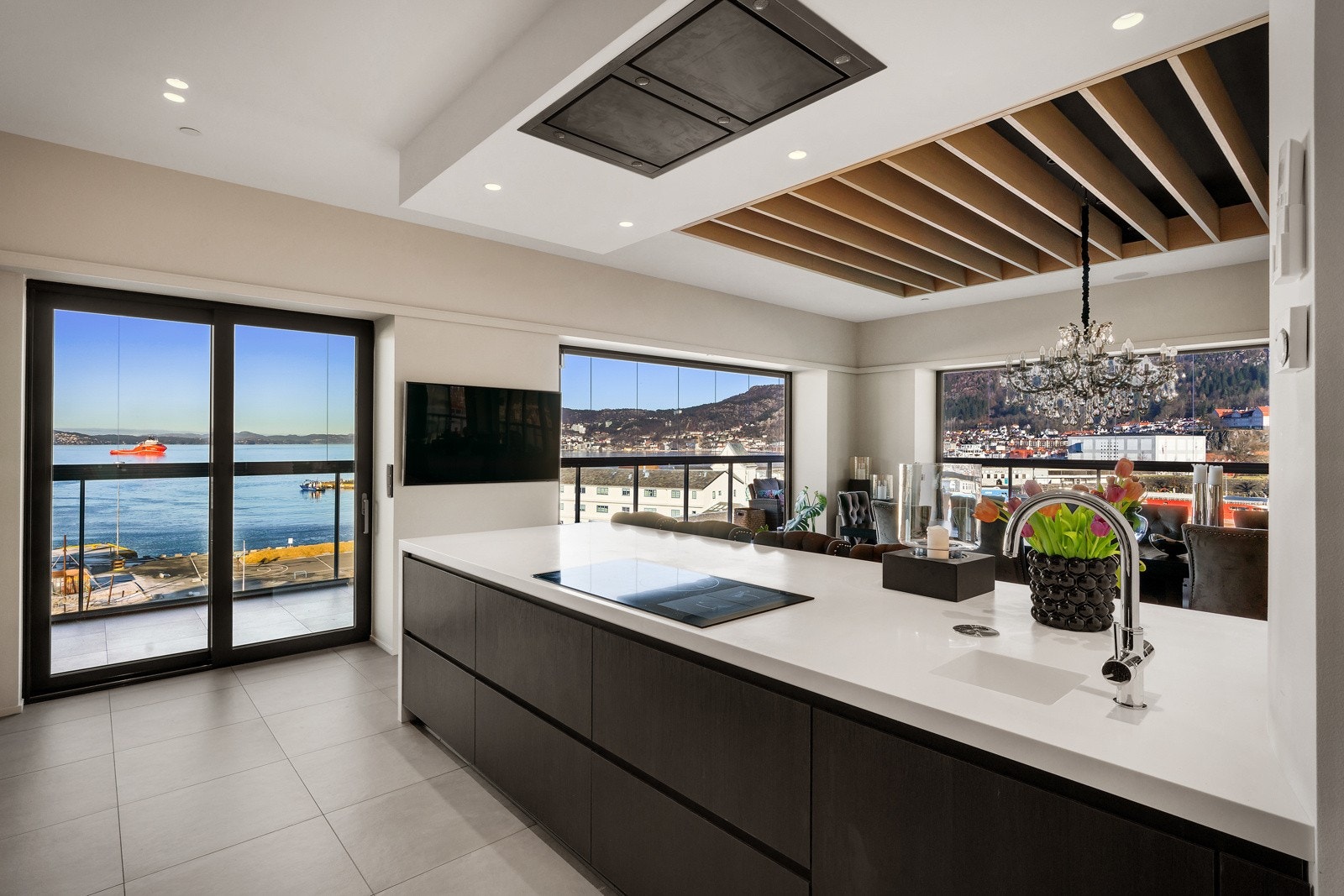 Hvitevarene er fra Miele og består av to oppvaskmaskiner, stekeovn med pyrolyse, dampovn, mikrobølgeovn, kaffemaskin, induksjonstopp, samt to kombiskap med kjøl og frys Galleribilde