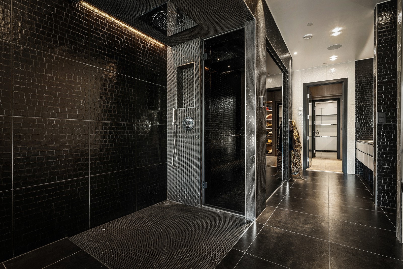 Badet har et romslig, helt unikt steamrom/badstue og vegg-i-vegg med steamrommet ligger en dusjnisje med stor regnfallsdusj Galleribilde