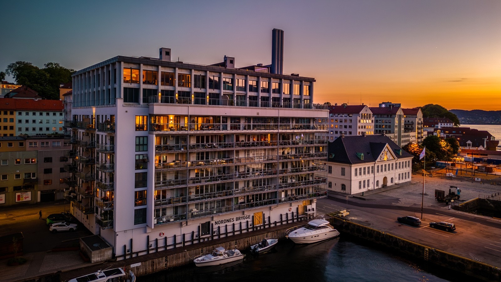 Sammeiet disponerer egen brygge i vågen. Galleribilde