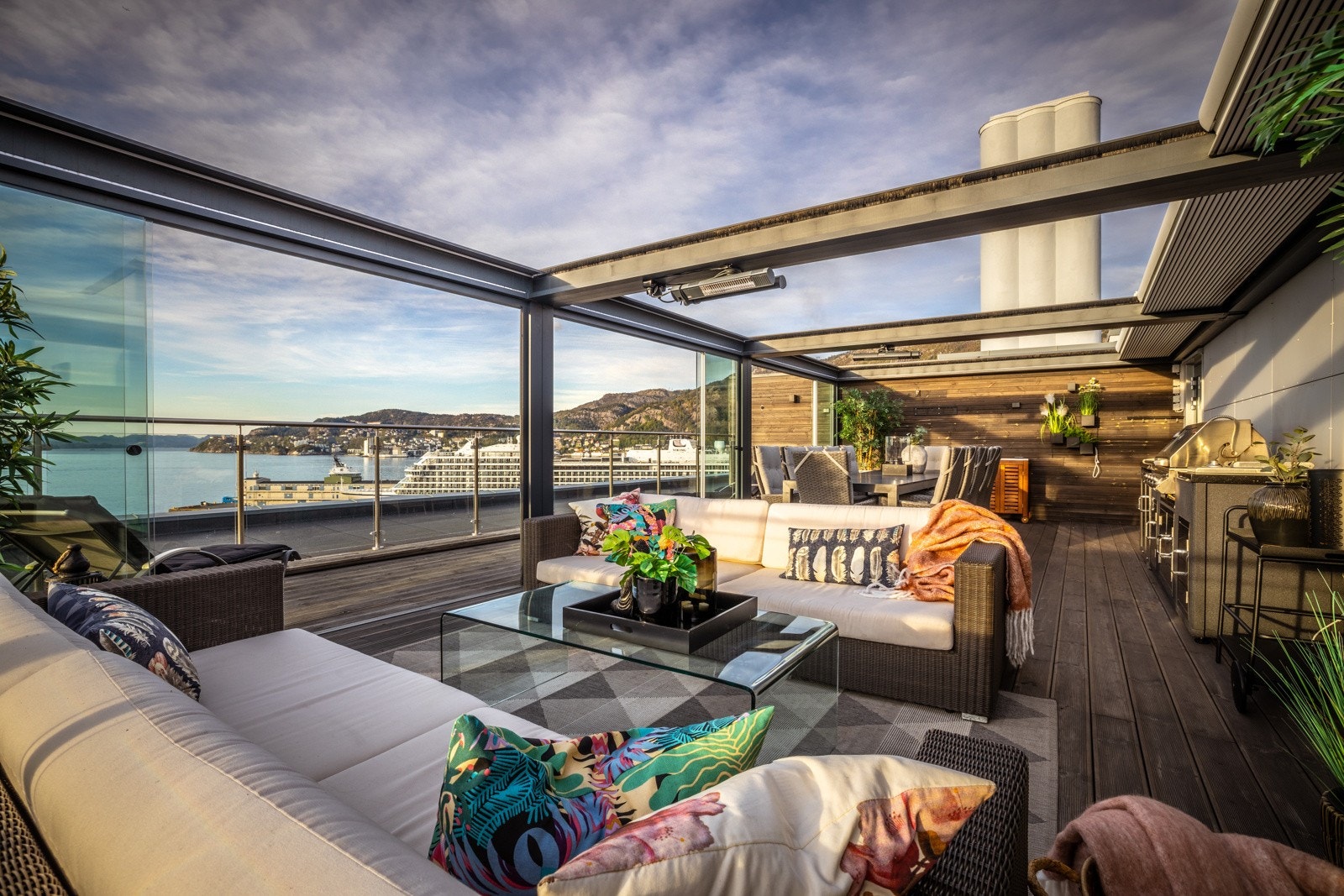 Pergola hvor glassvegger kan trekkes for og takket kan lukkes Galleribilde