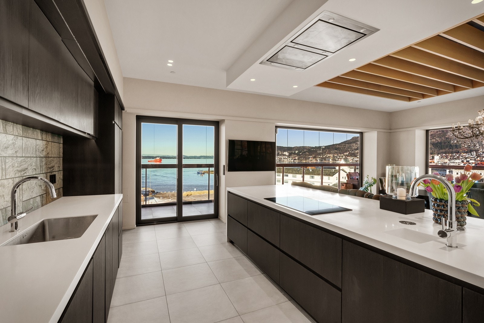 Innredningen er fordelt på to benkeseksjoner som gir effektive arbeidsflater og rikelig med lagringsplass i skuffer og skap Galleribilde