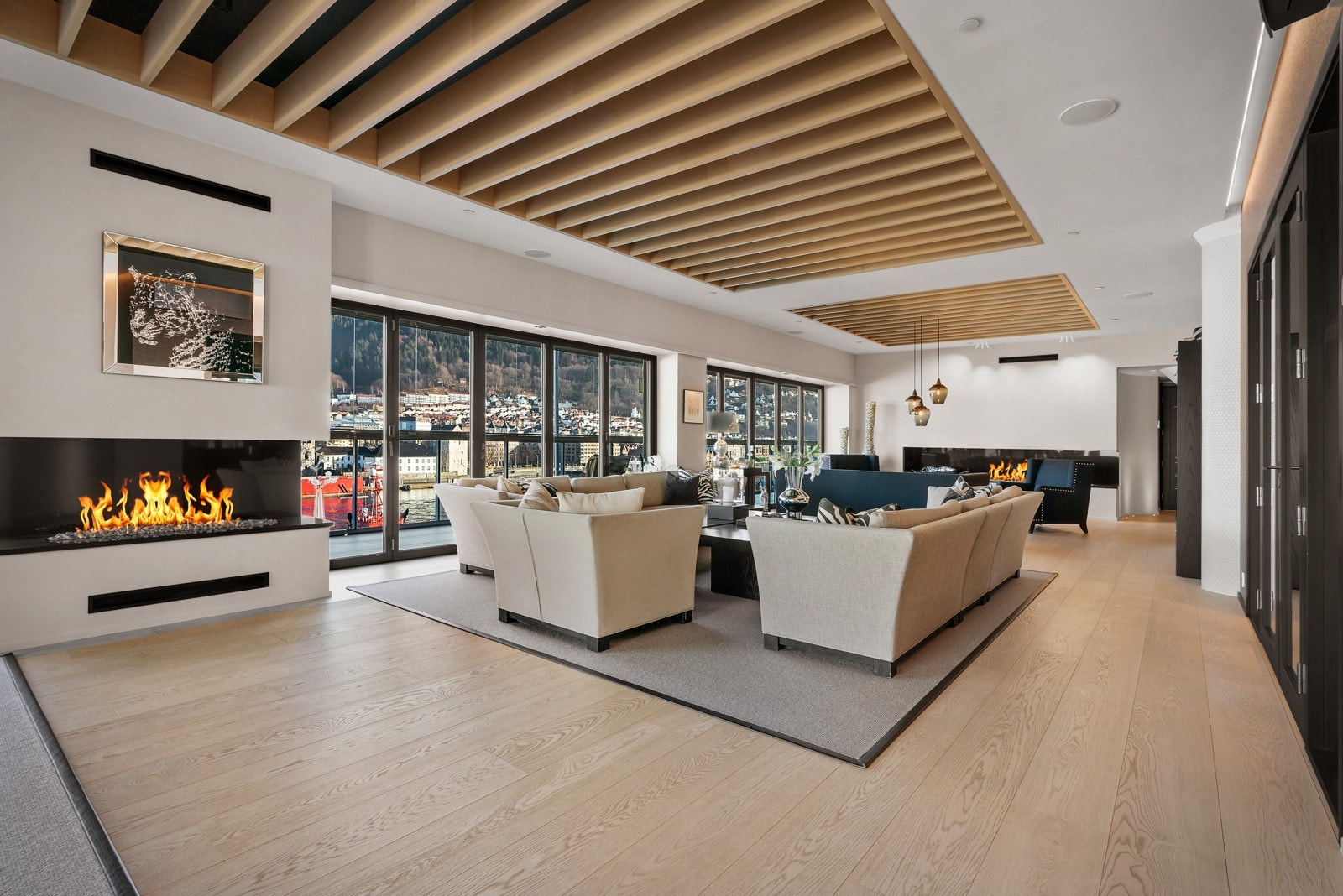 Stuen har to elegante gasspeiser som kan nytes fra store deler av rommet Galleribilde