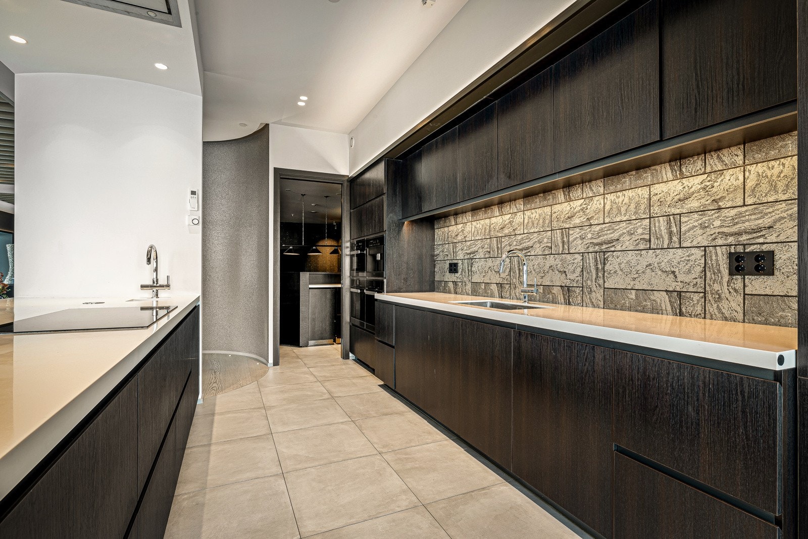 Benkeplaten er i et lekkert, slitesterkt komposittmateriale av Silestone med to underlimte vasker Galleribilde