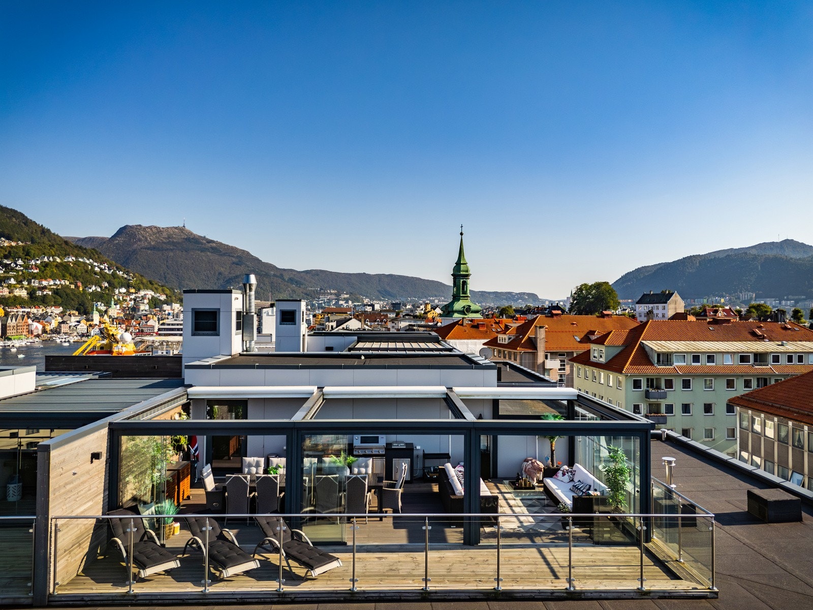 Privat takterrasse på hele 70 kvm med pergola og utekjøkken Galleribilde