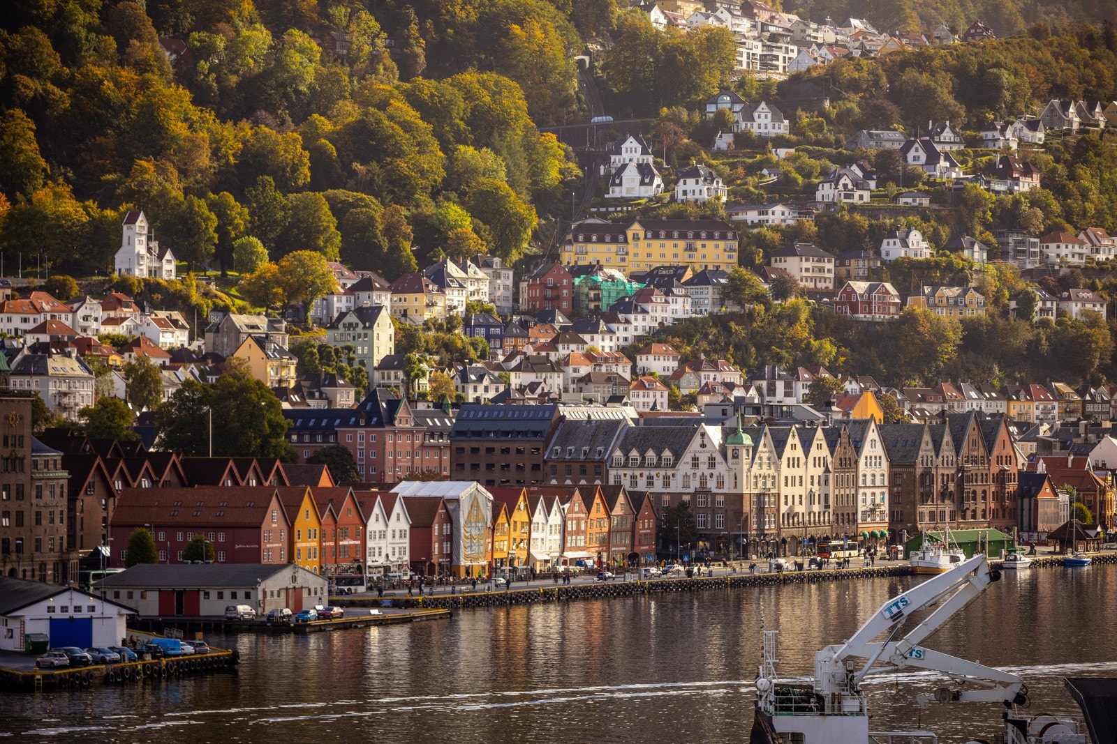Eiendommen ligger i et svært attraktivt område på Nordnes Brygge, like ved Tollbodallmenningen i Bergen sentrum Galleribilde