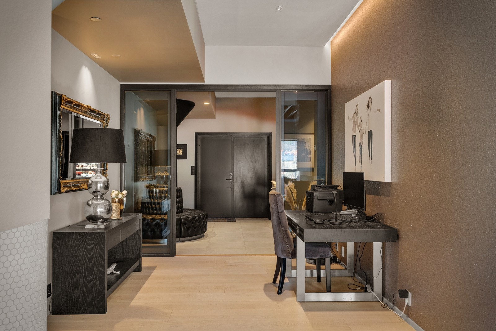 Når man ankommer boligen er det ingen tvil om at dette er et særegent og svært kvalitetsrikt hjem Galleribilde